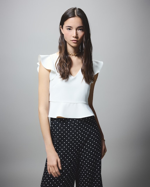 Top liso con cuello pico de mujer