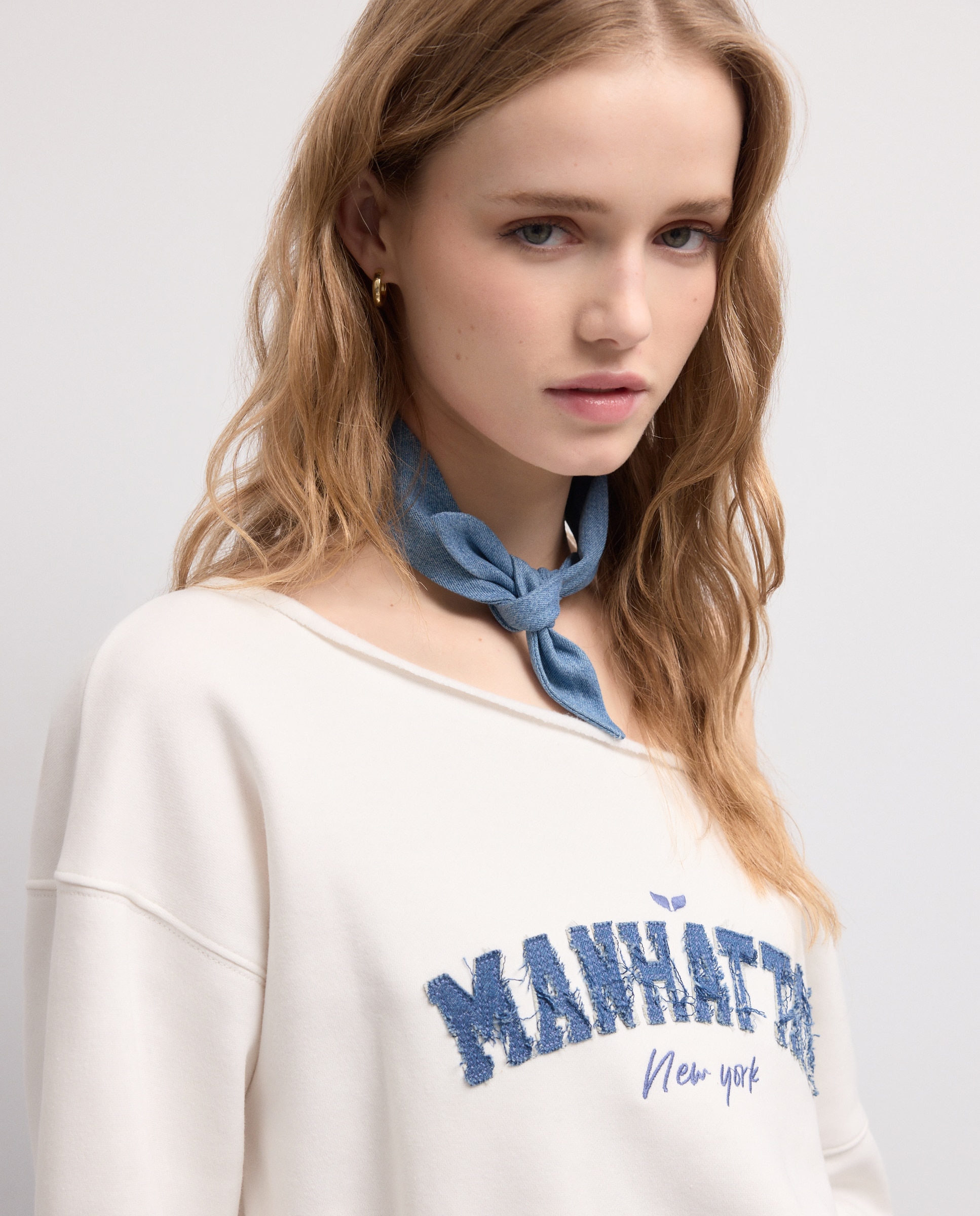 Sweatshirt com Decote à Barco Branco-2