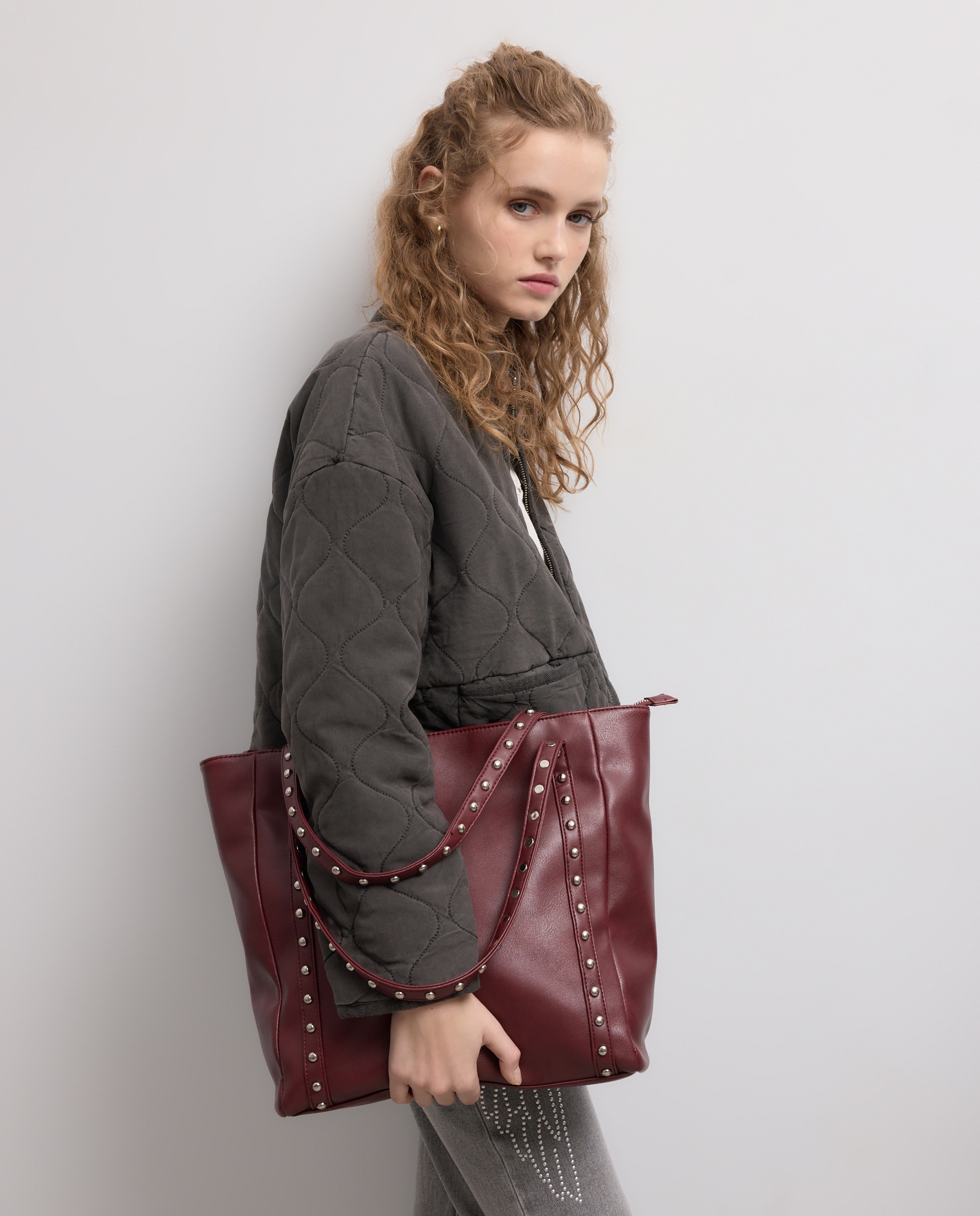 Mala shopping com tachas Bordeaux-5