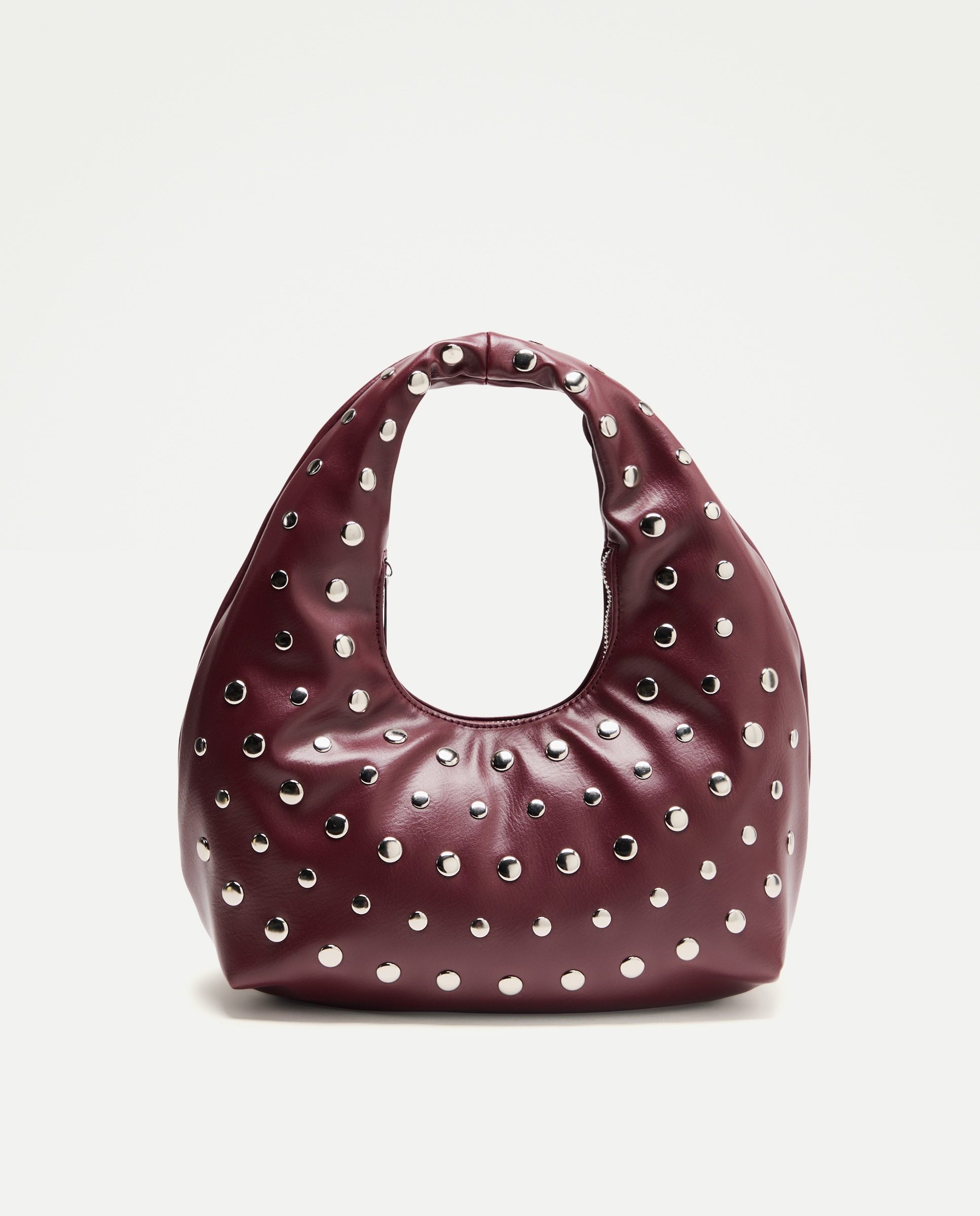 Bolso bandolera con tachas de mujer
