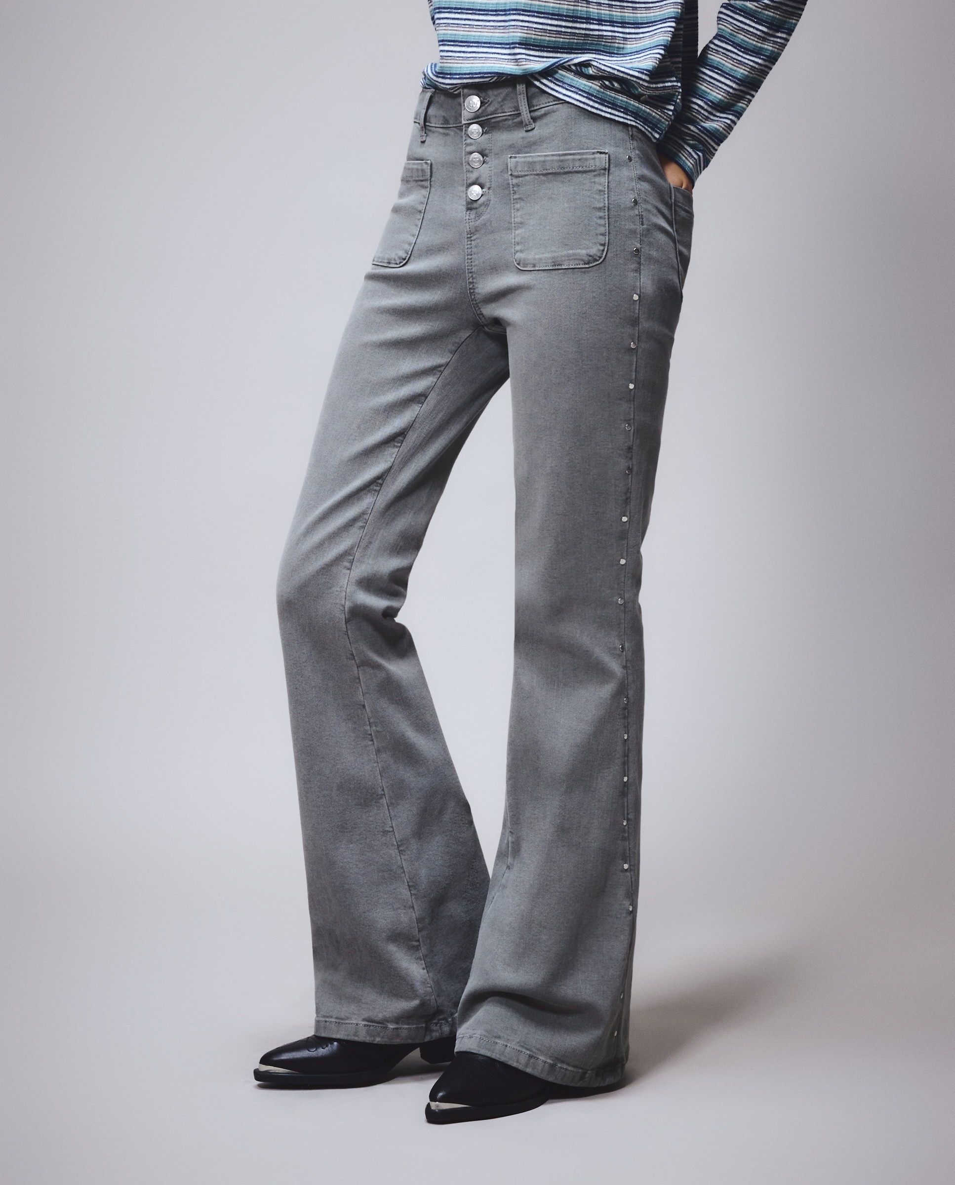 Imagen 2 de Pantalón campana de mujer con tachas - Green Coast - 820 Gris medio 820 Gris medio