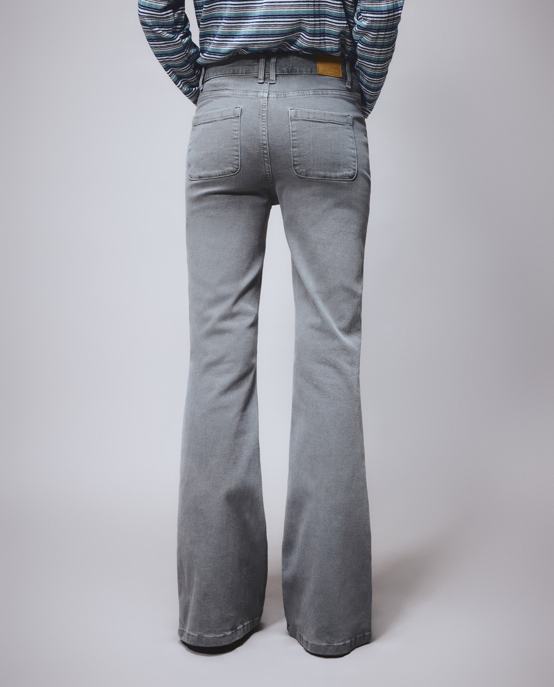 Imagen 3 de Pantalón campana de mujer con tachas - Green Coast - 820 Gris medio 820 Gris medio
