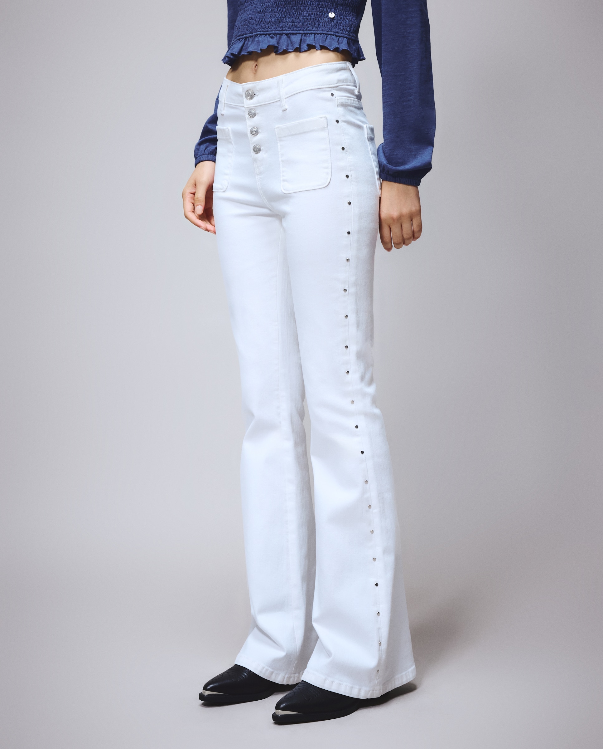 Imagen 2 de Pantalón campana de mujer con tachas - Green Coast - 120 Crudo 120 Crudo