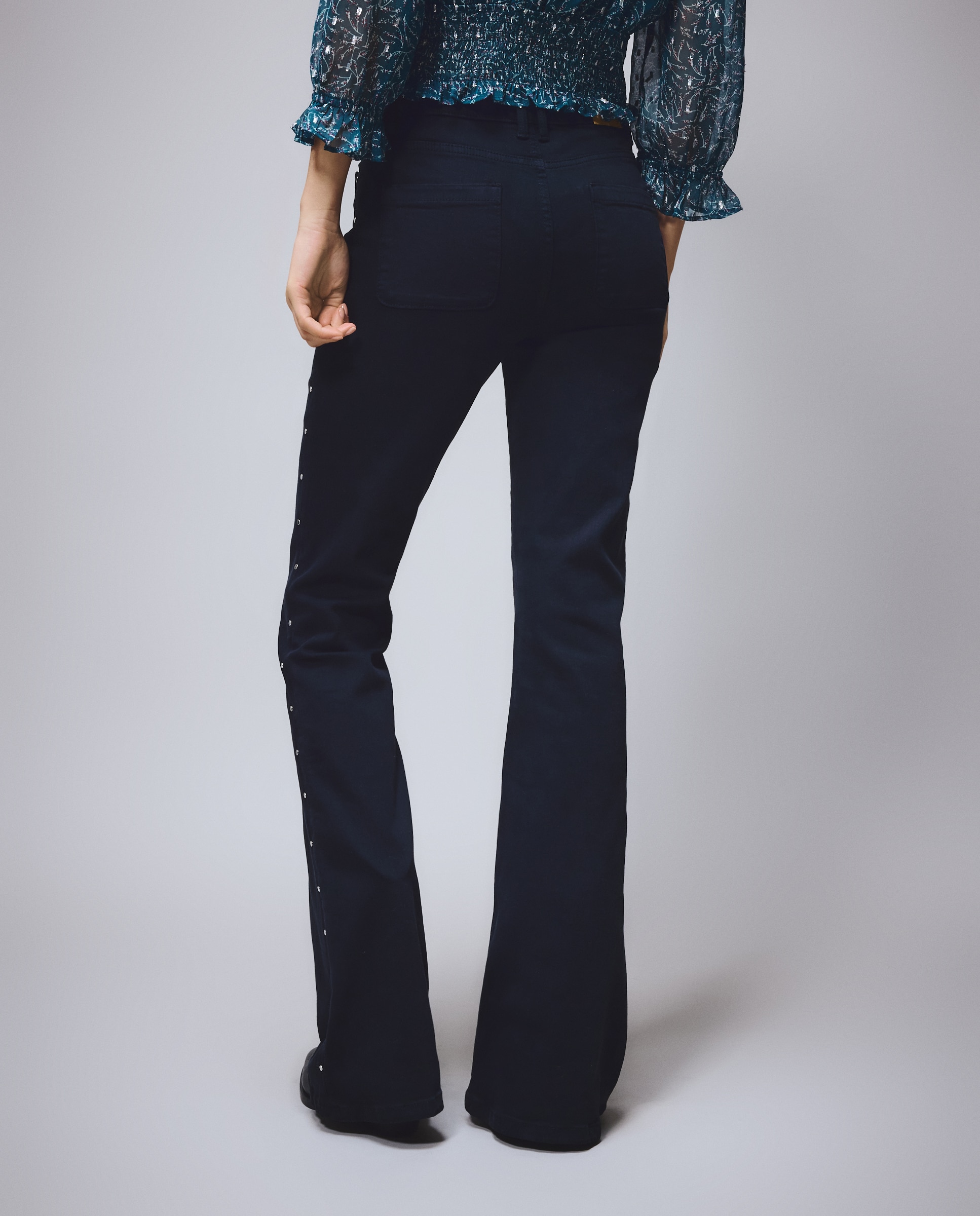 Imagen 3 de Pantalón campana de mujer con tachas - Green Coast - Negro Negro