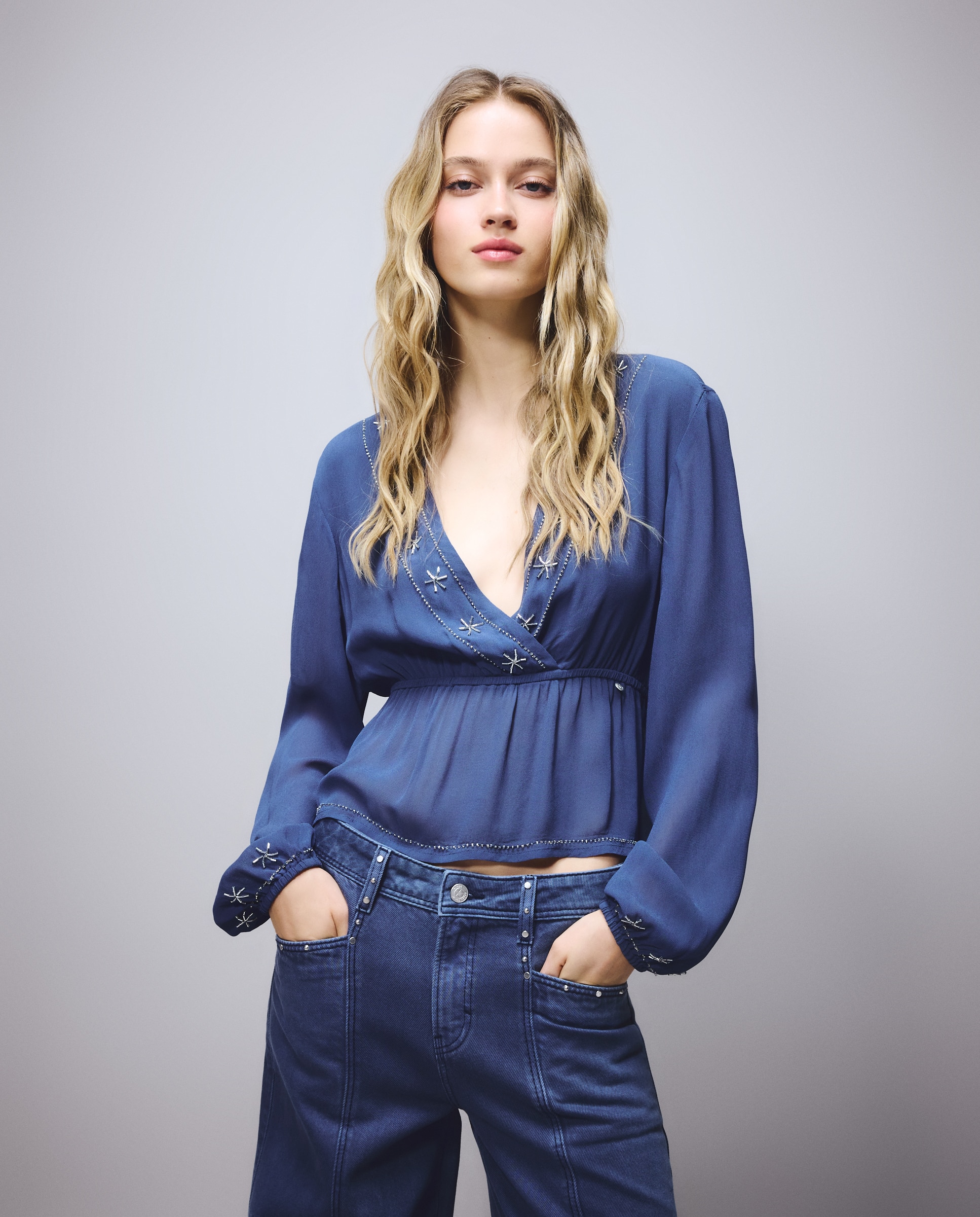 Imagem 0 de Blusa Cruzada com Decote em Bico e Contas