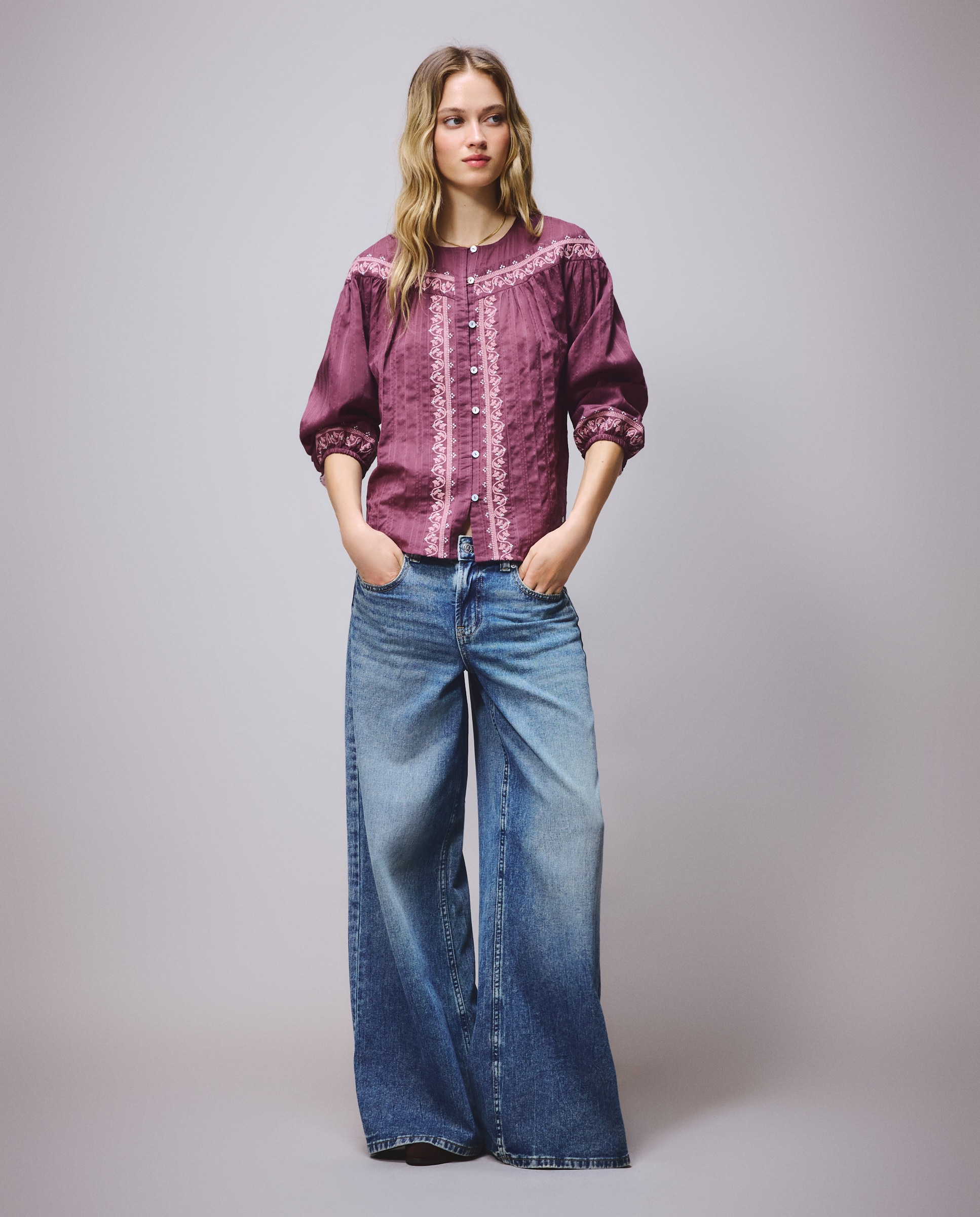 Imagem 0 de Blusa com Bordado em Contraste
