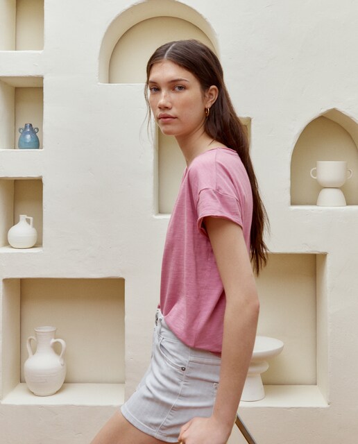 Imagem 0 de T-shirt de Manga Curta com Decote em Onda e Bolso Flamé