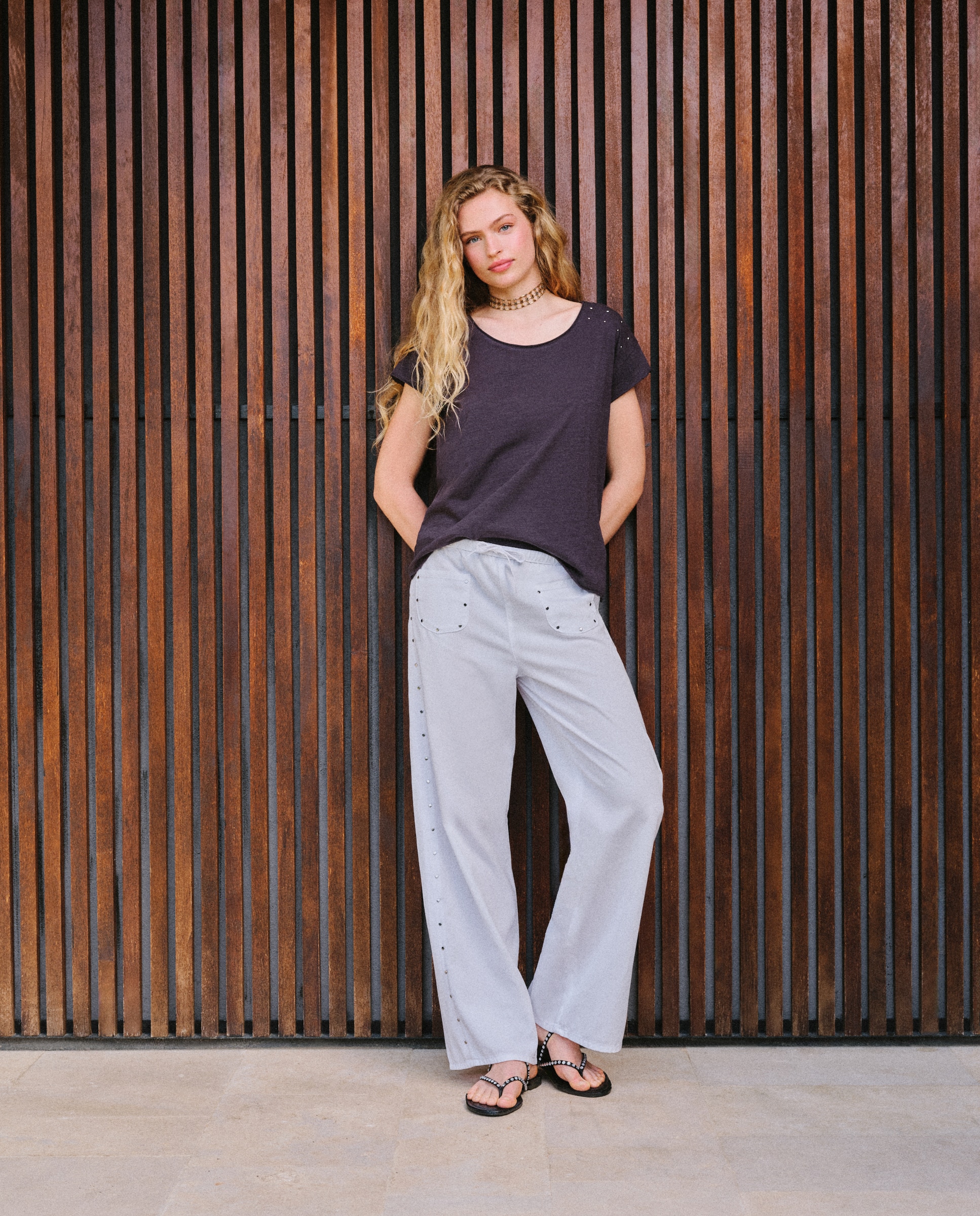 Camiseta de mujer con cuello olla y tachas - Green Coast - 830 Antracita 830 Antracita-1