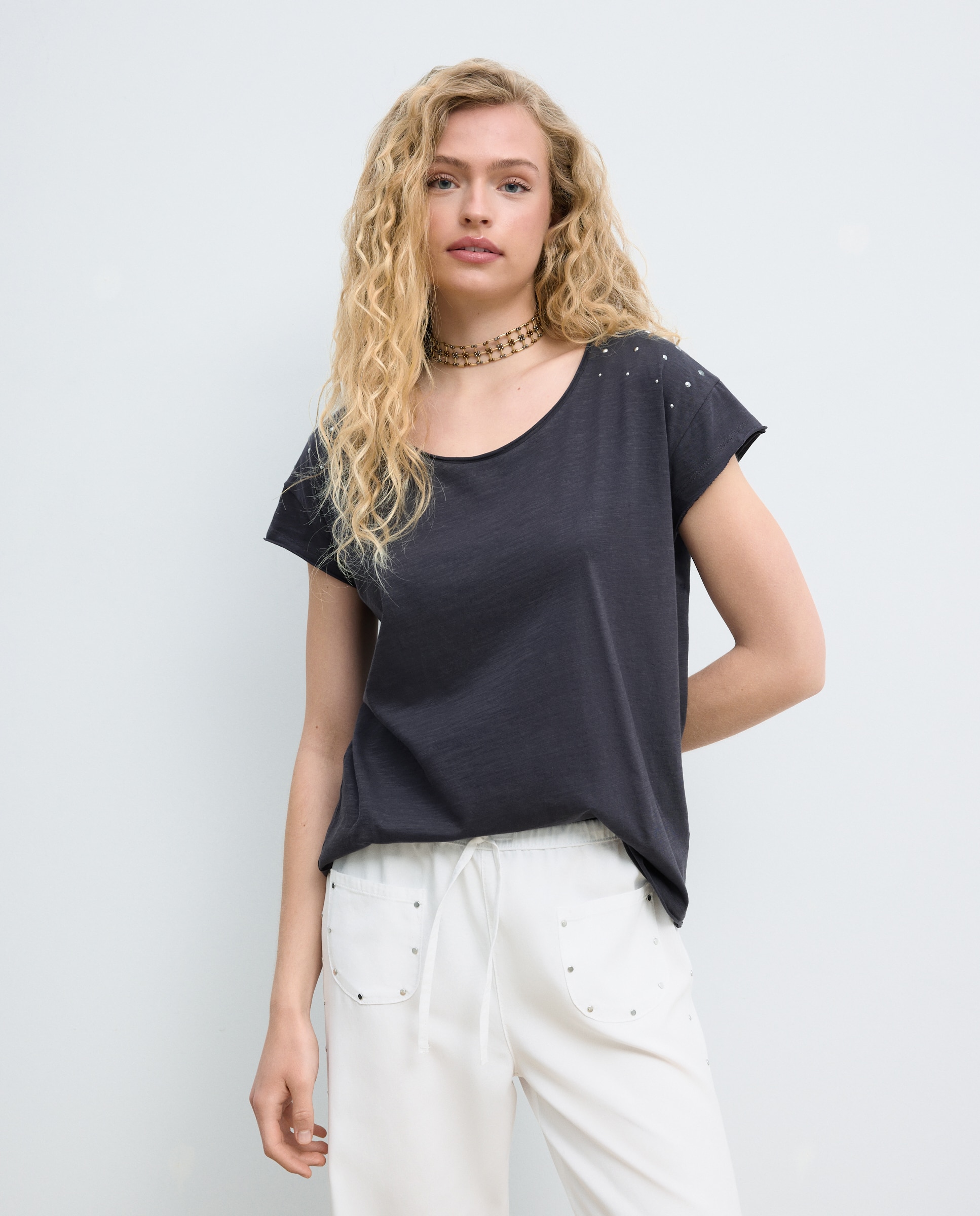 Camiseta de mujer con cuello olla y tachas - Green Coast - 830 Antracita 830 Antracita-2