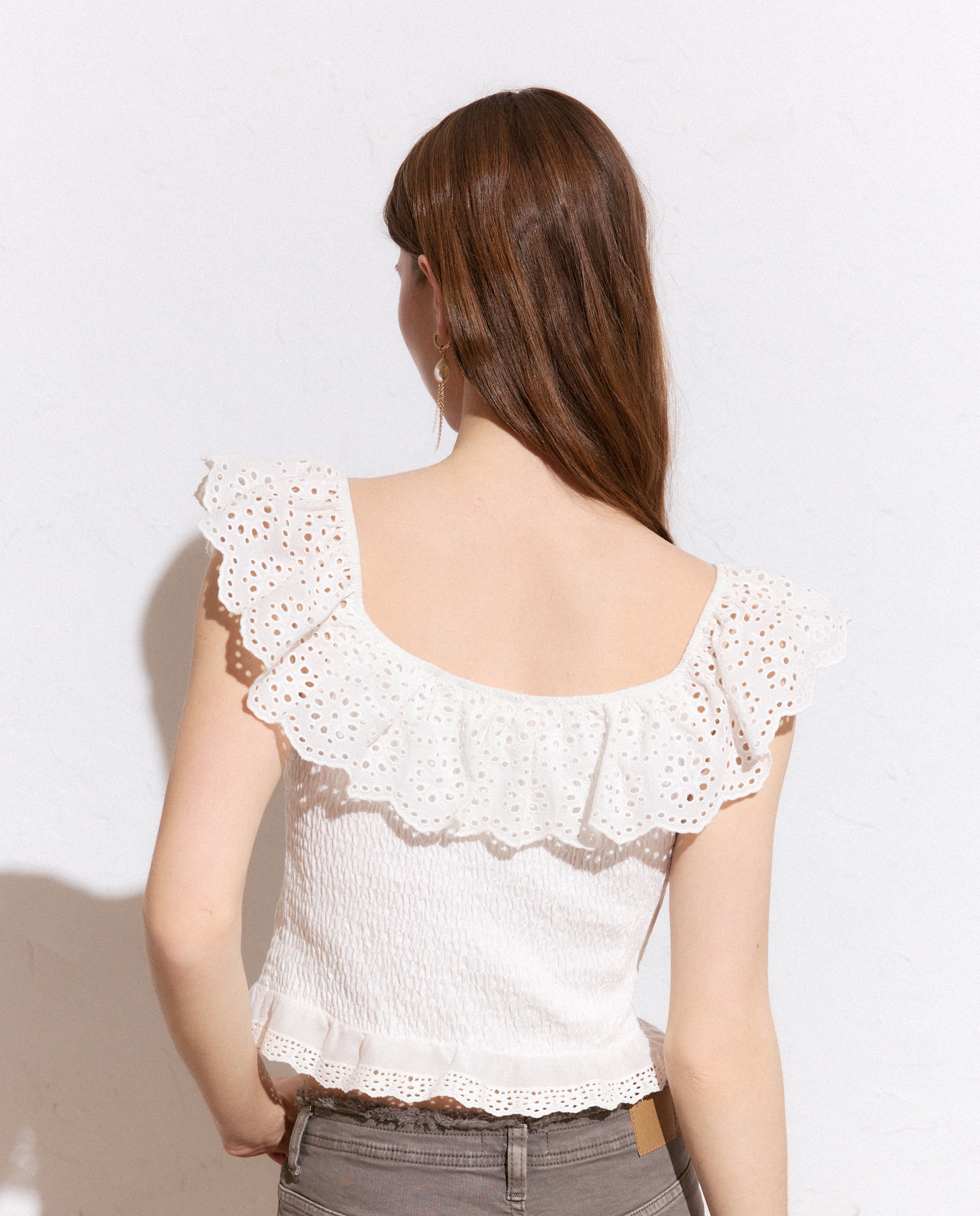 Top com Folho, Bordado Suíço e Corpo Smock Branco-3