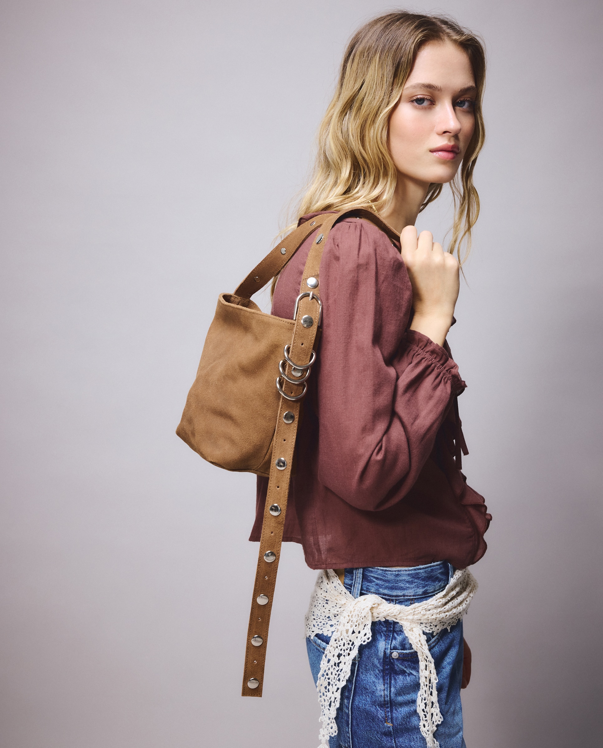 Mala tipo Bolsa com Tachas Castanho-6