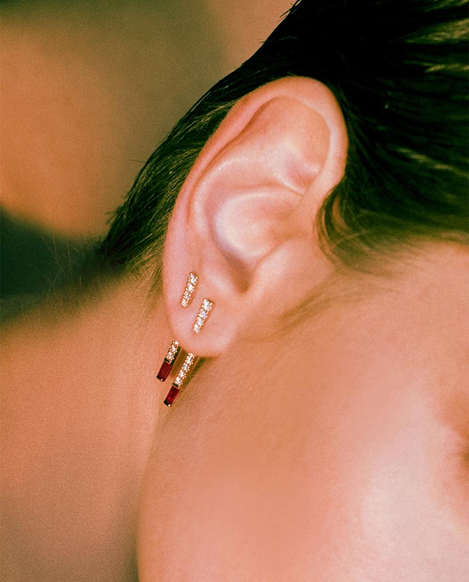 Imagen 2 de Pendientes Needle I am Red de oro con diamante y rubí - Gold & Roses - Rojo Rojo