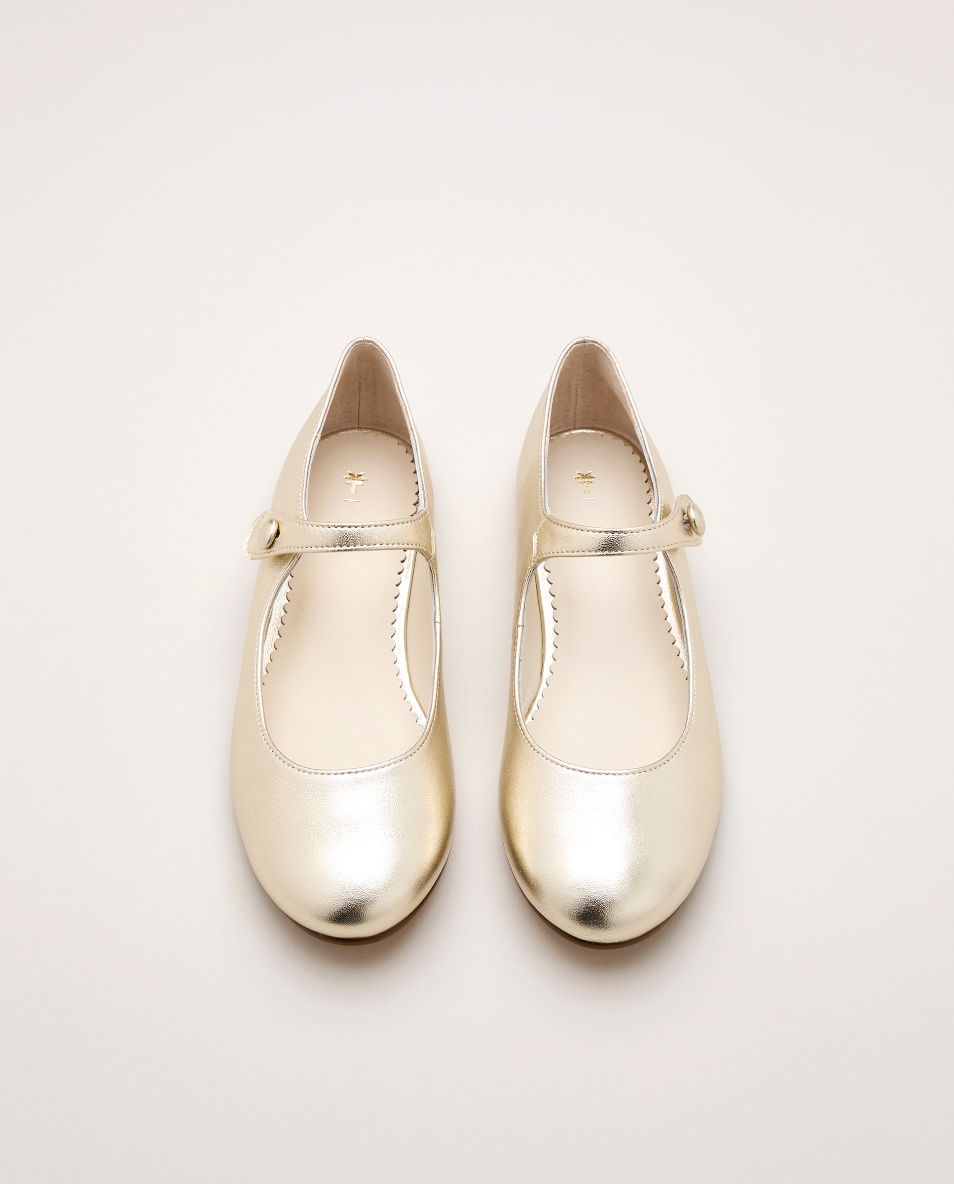 Sapatos de Presilha com Botão e em Pele Ouro-4