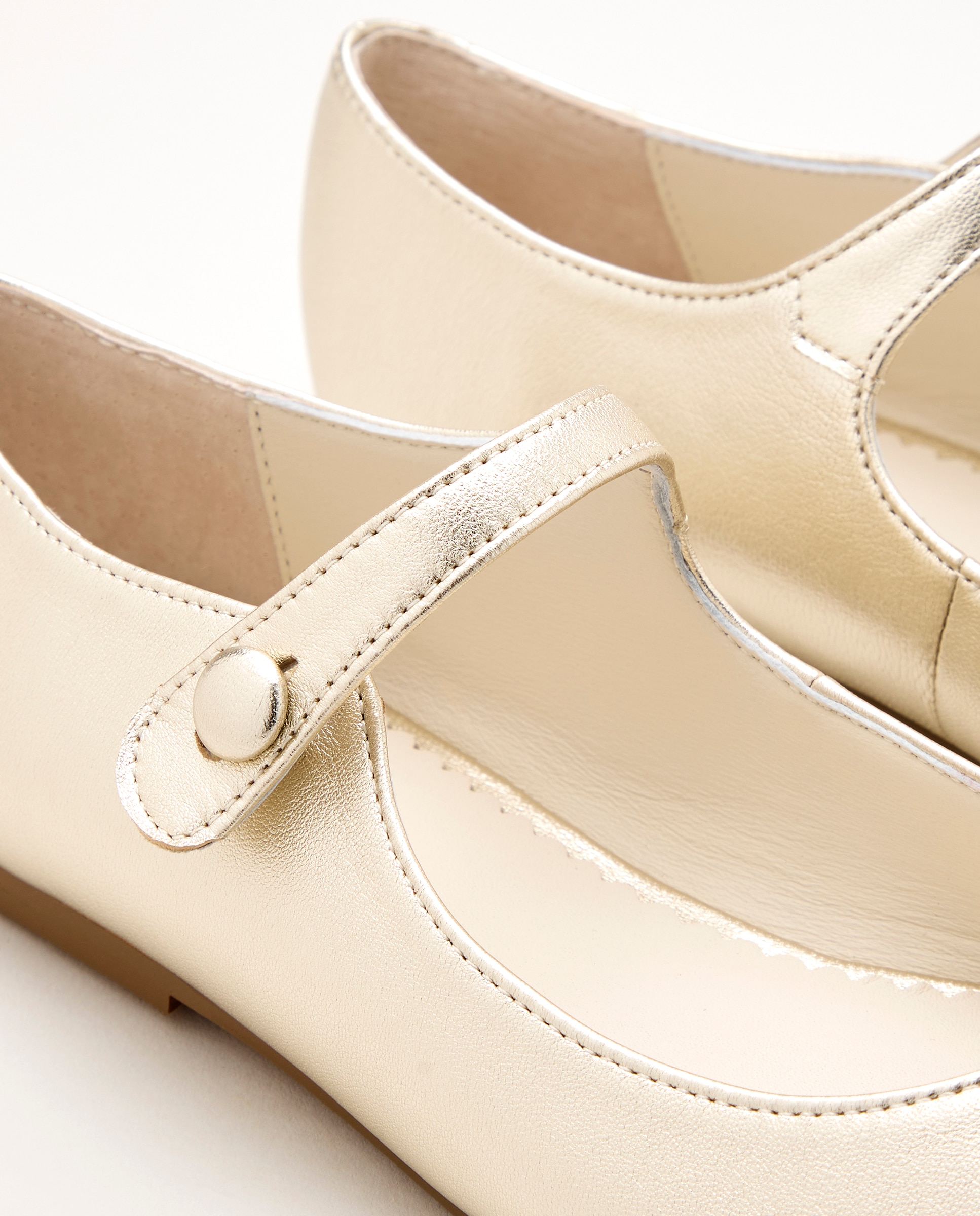 Sapatos de Presilha com Botão e em Pele Ouro-5