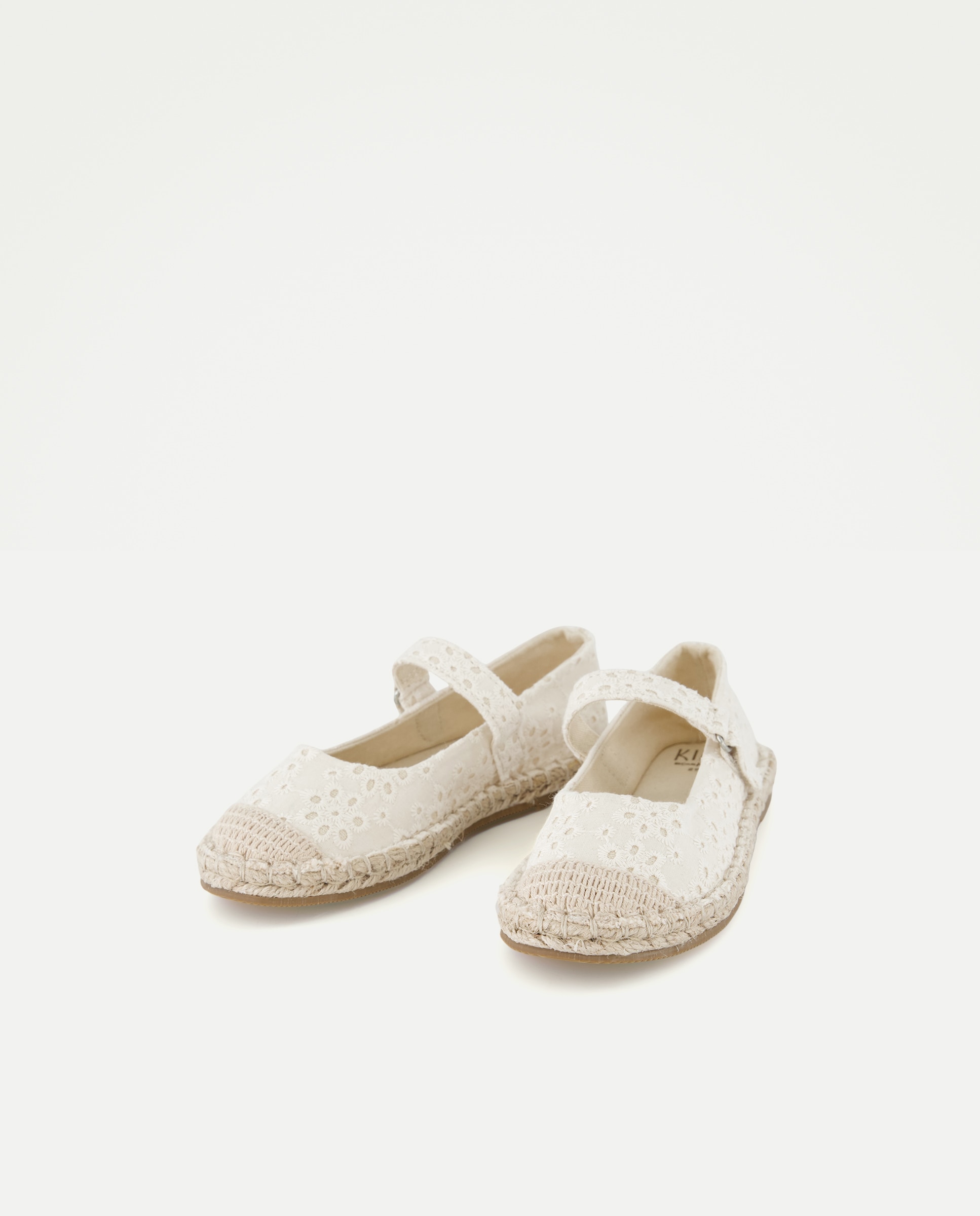 Sapatos de Presilha com Biqueira Bordada em Crochet 120 Cru-2