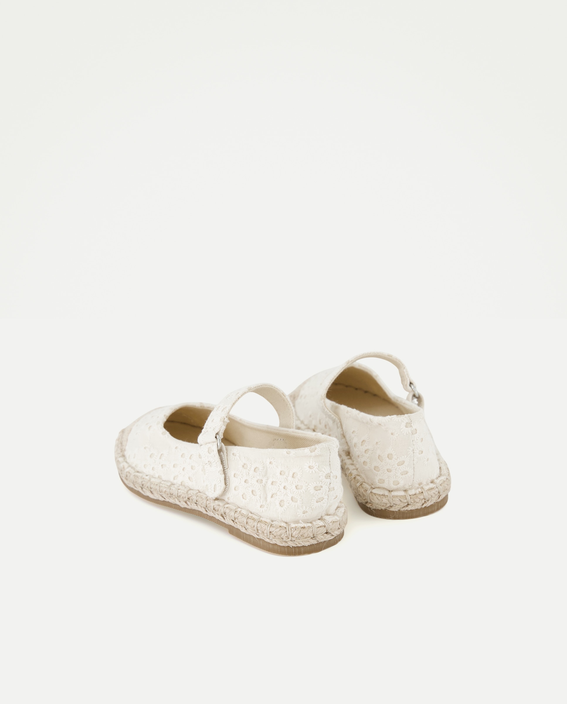 Sapatos de Presilha com Biqueira Bordada em Crochet 120 Cru-3