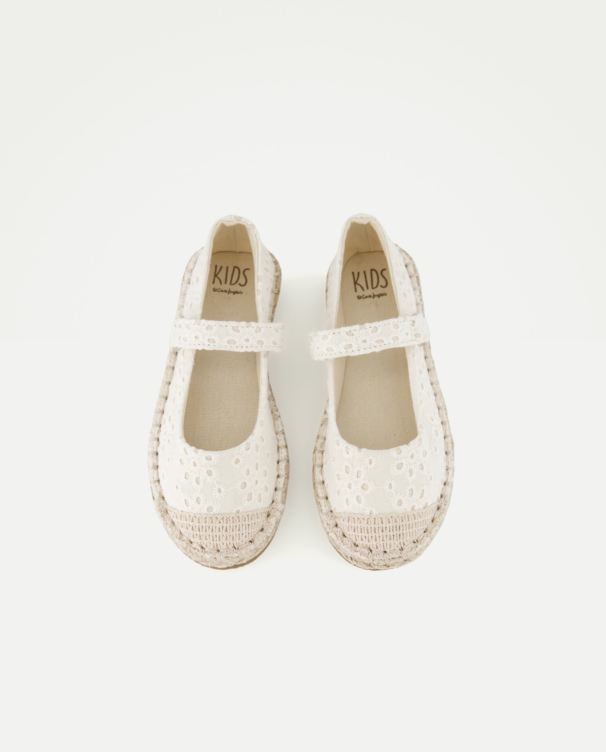 Sapatos de Presilha com Biqueira Bordada em Crochet 120 Cru-4