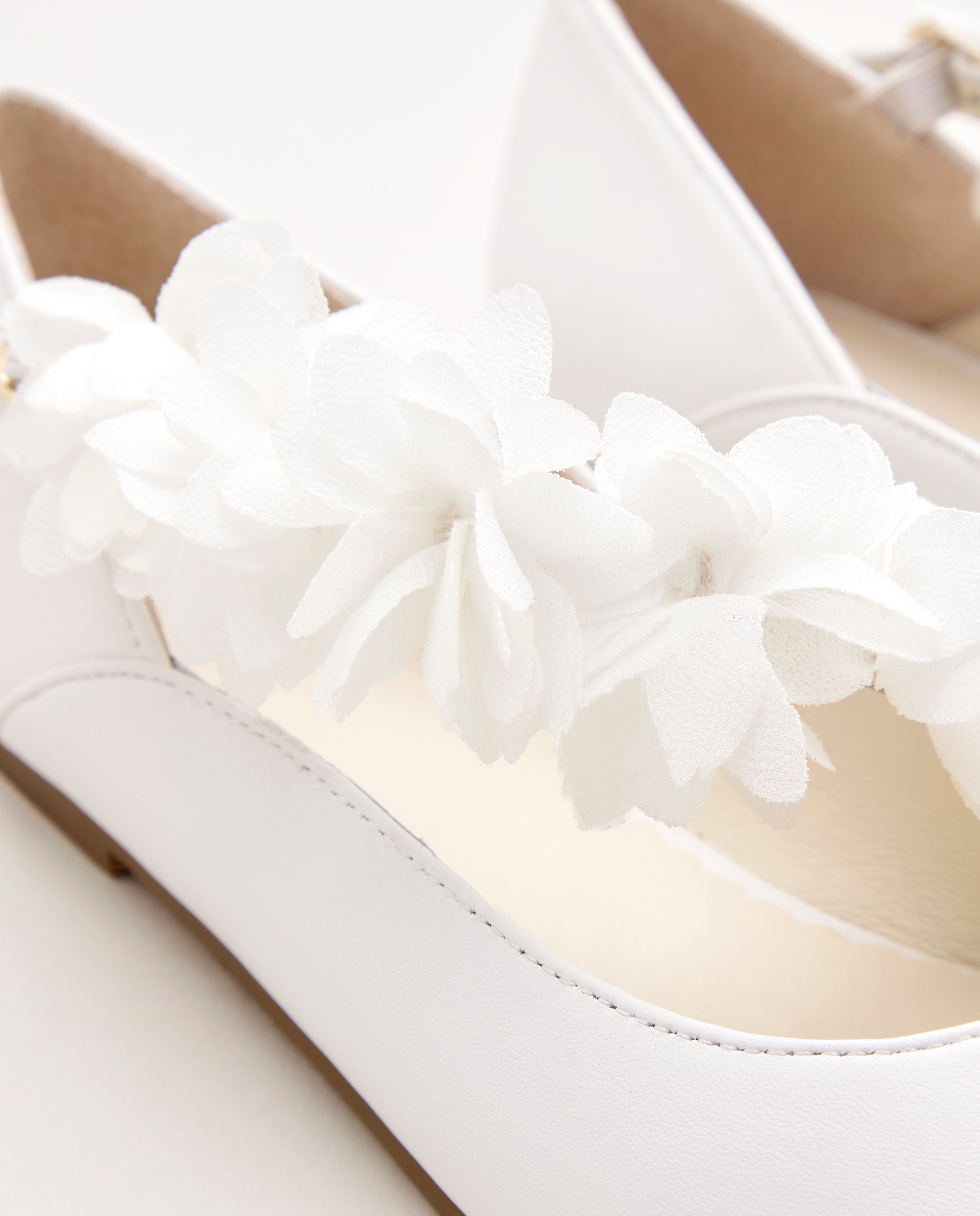 Sapatos de Presilha em Pele com Flores de Organza e Biqueira Redonda Coconut El Corte Inglés Branco-5