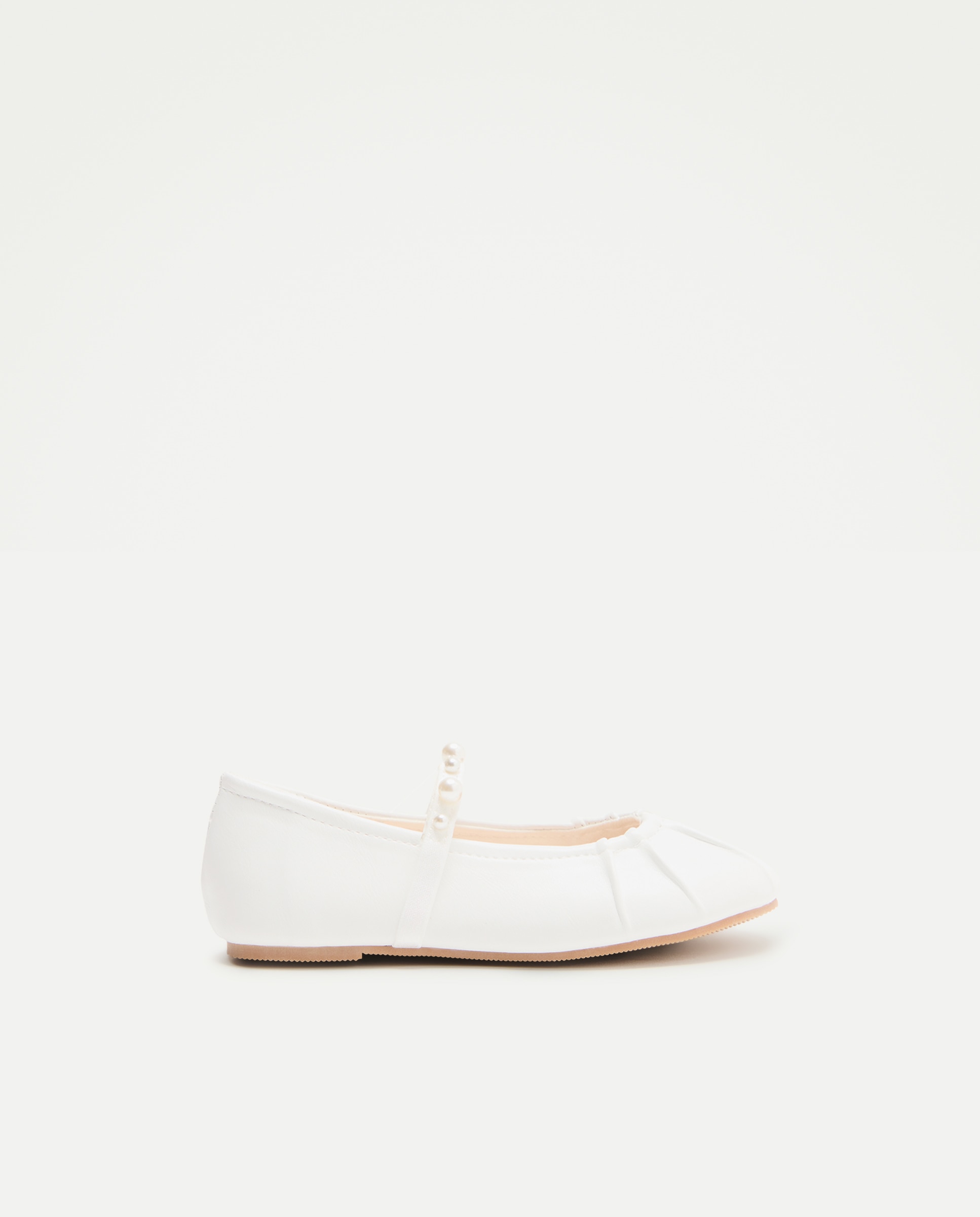 Imagem 0 de Sapatos de Presilha com Pregas, Pérolas e Biqueira Redonda