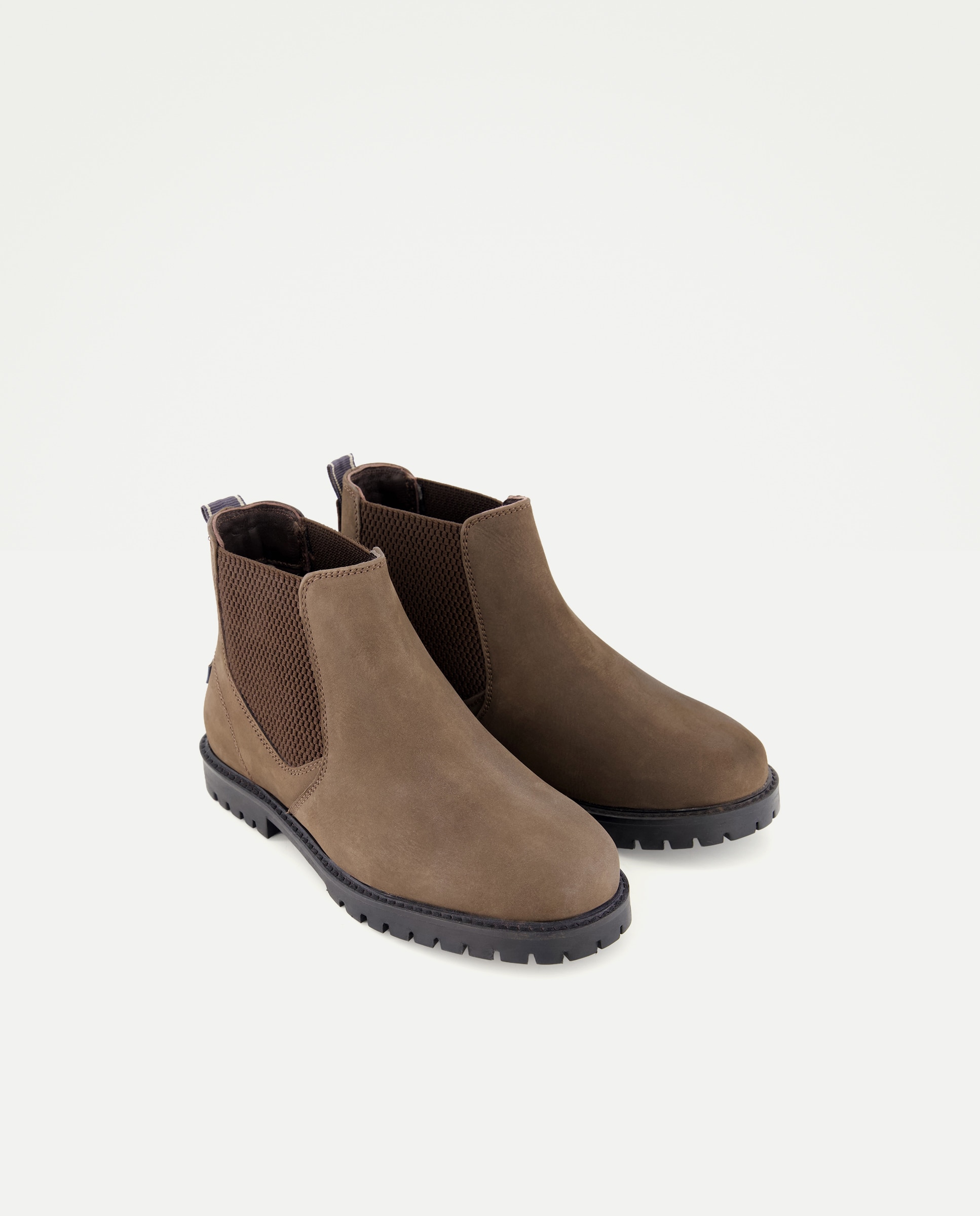 Botins Chelsea em Nobuck com Sola Track Castanho-2