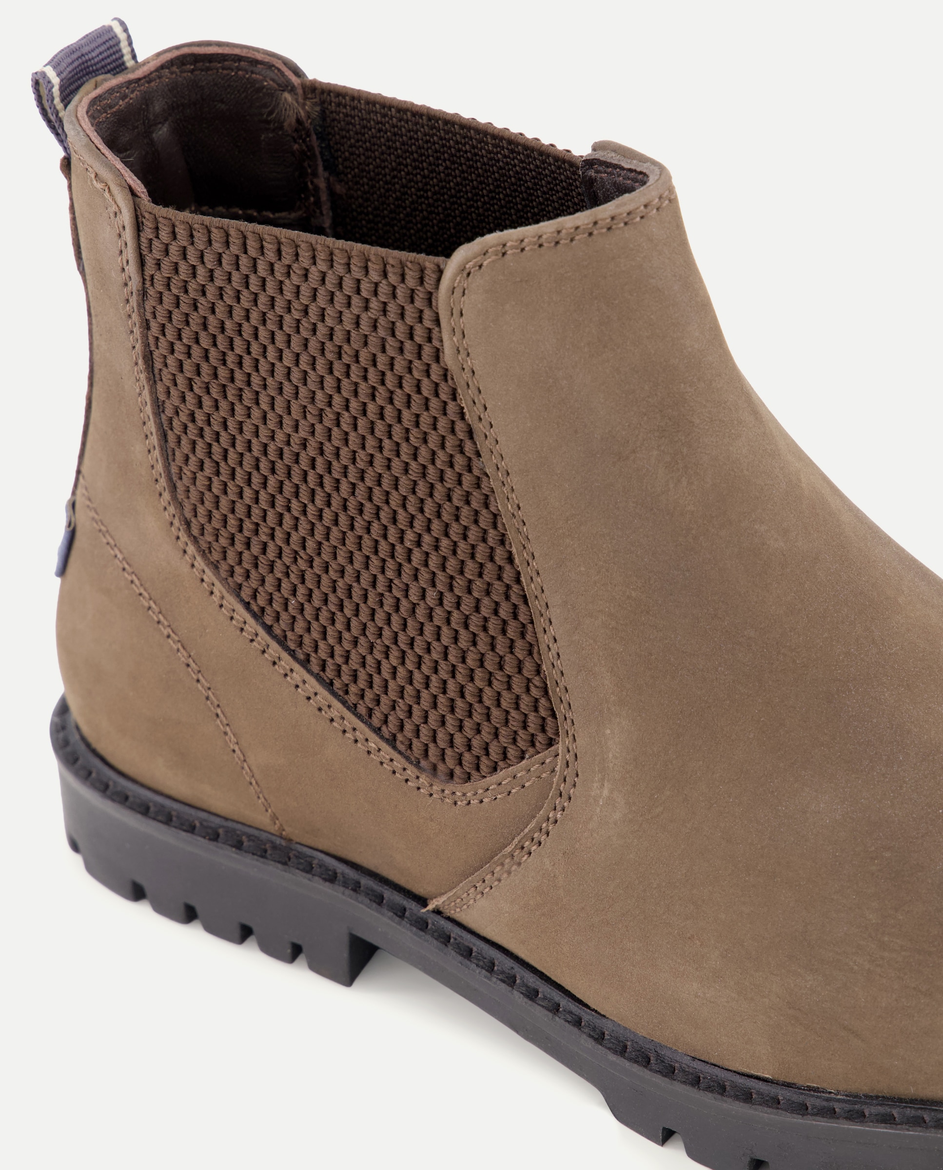 Botins Chelsea em Nobuck com Sola Track Castanho-5