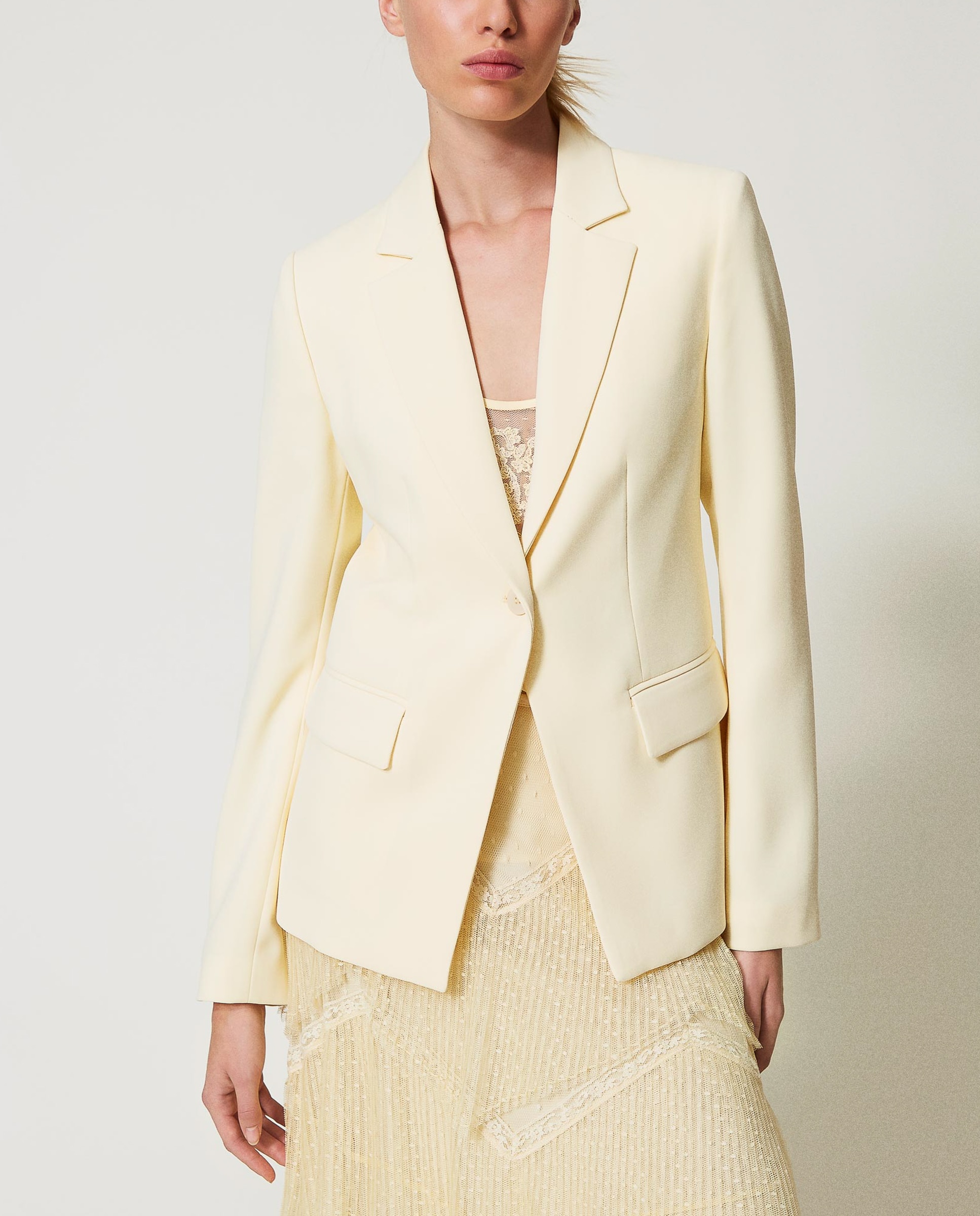 Imagem 0 de Casaco Tipo Blazer em Crepe Fluido