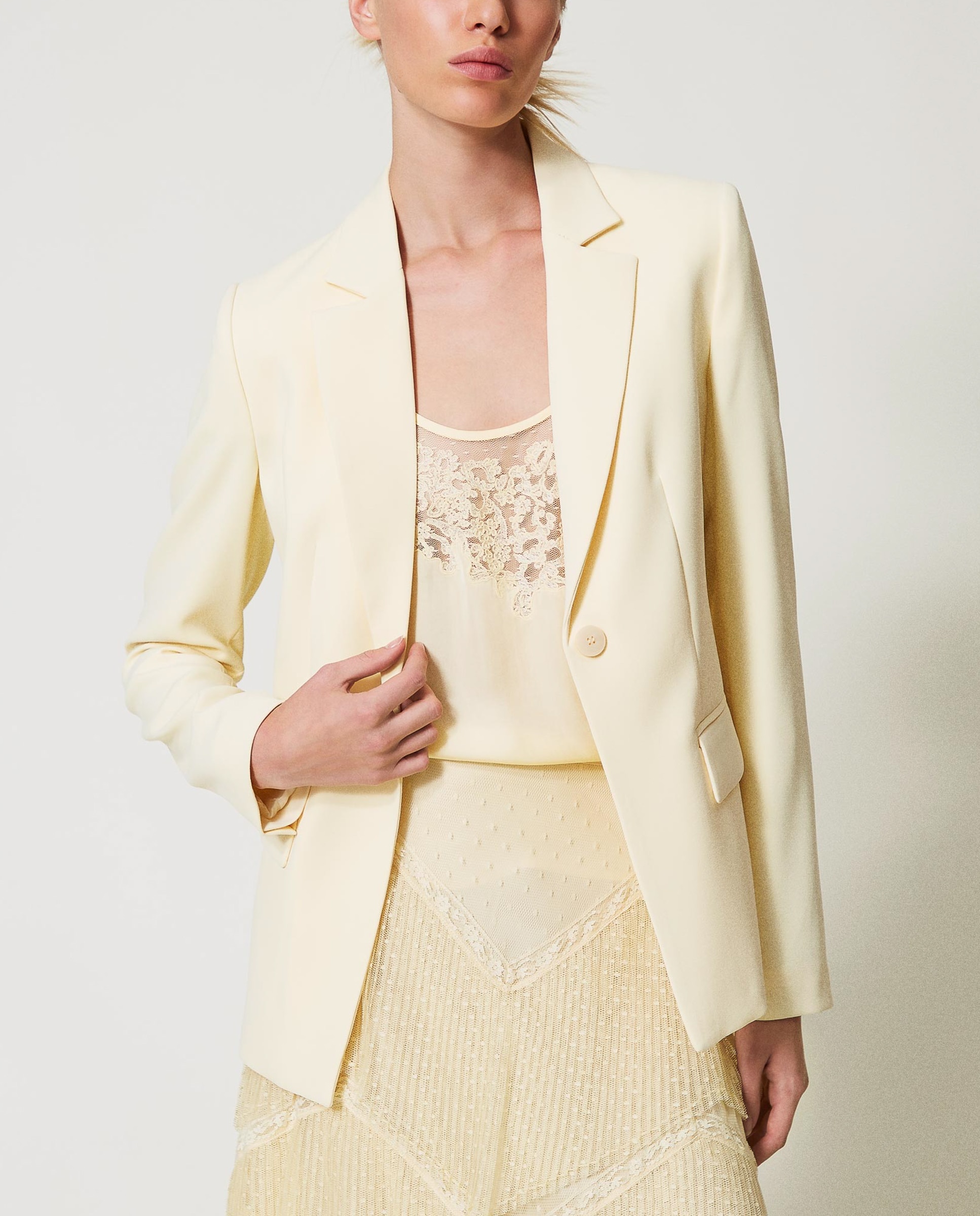 Casaco Tipo Blazer em Crepe Fluido Amarelo-4