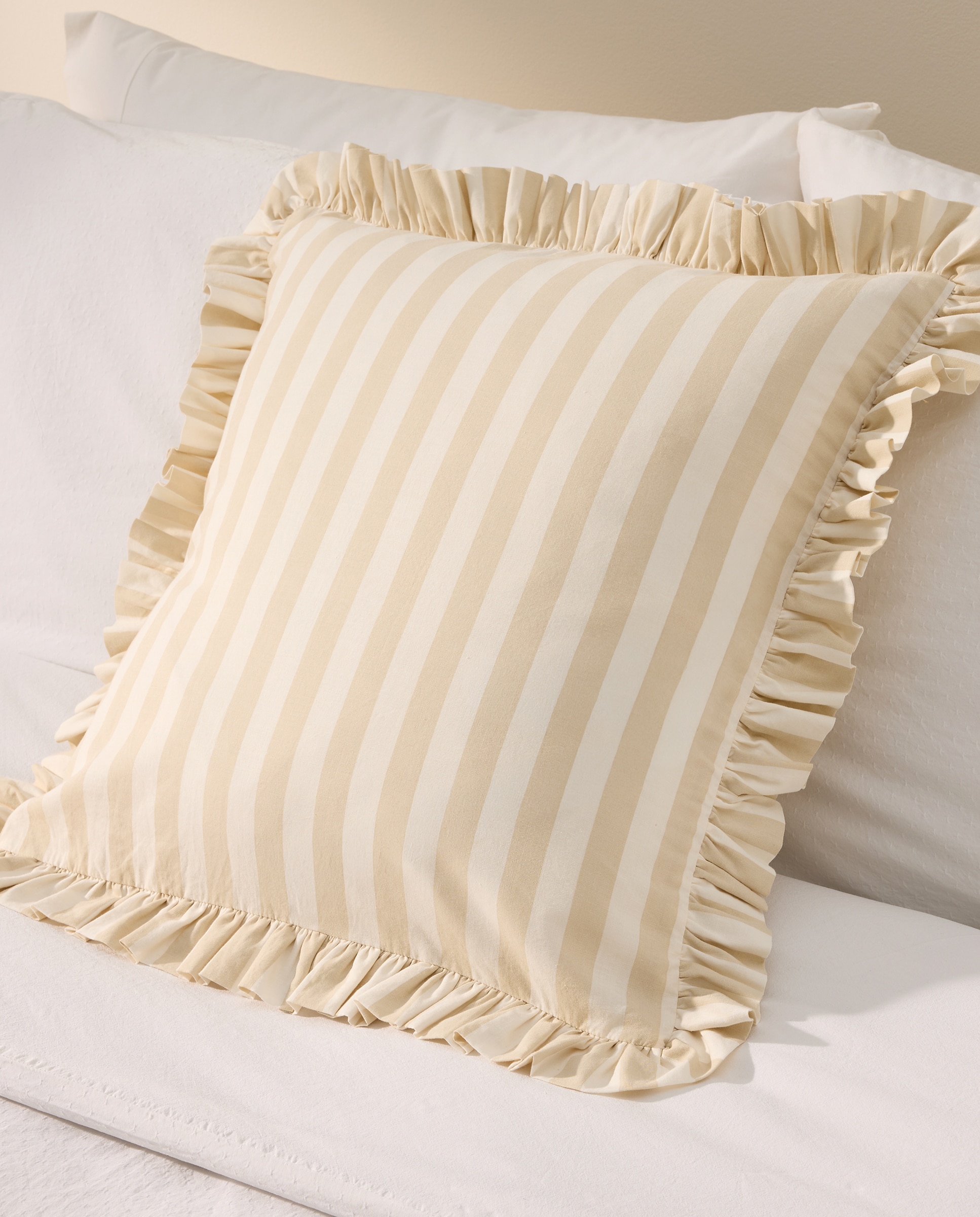 Imagen 0 de Funda de cuadrante rayas con volante beige