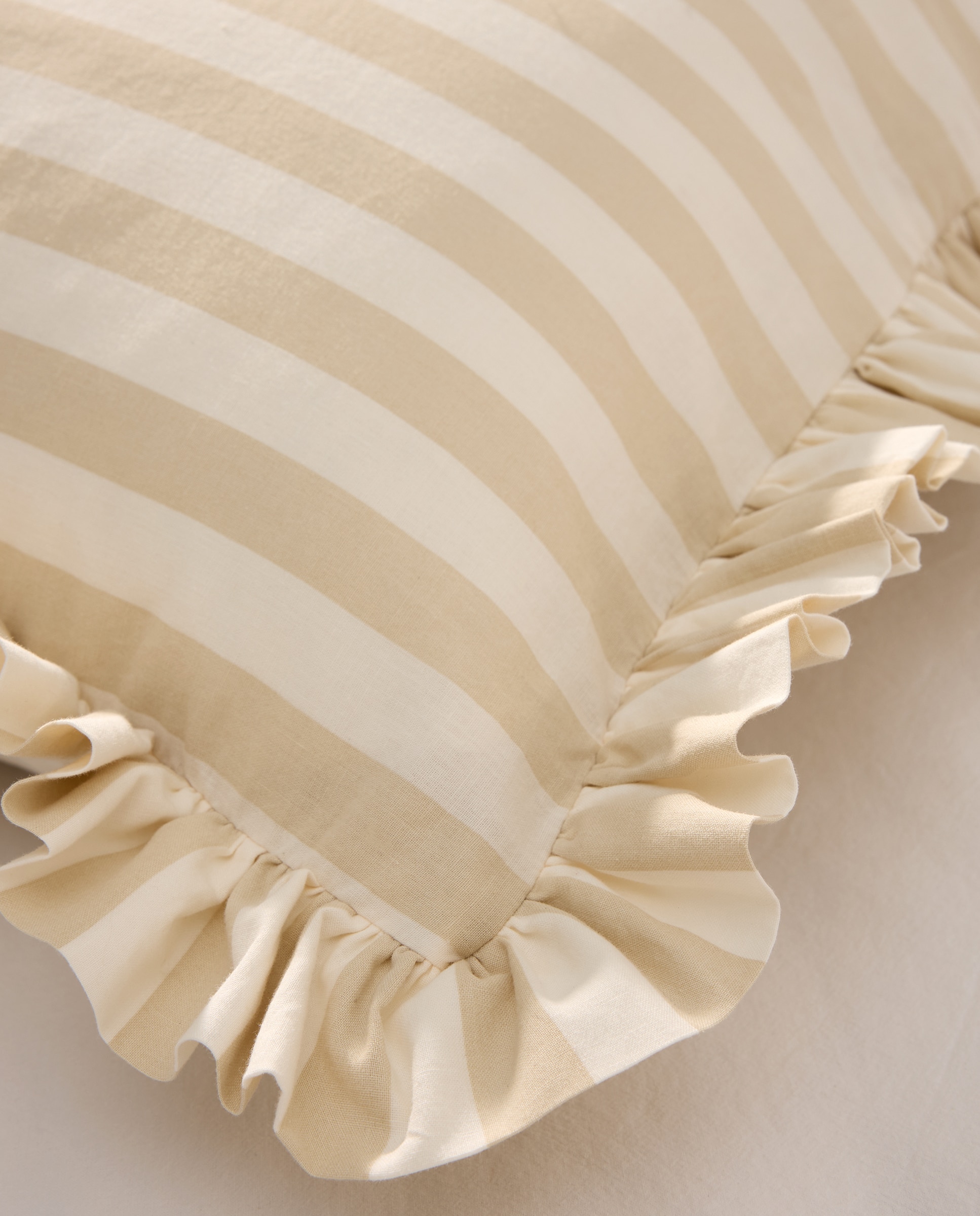 Funda de cuadrante rayas con volante beige Beige-3
