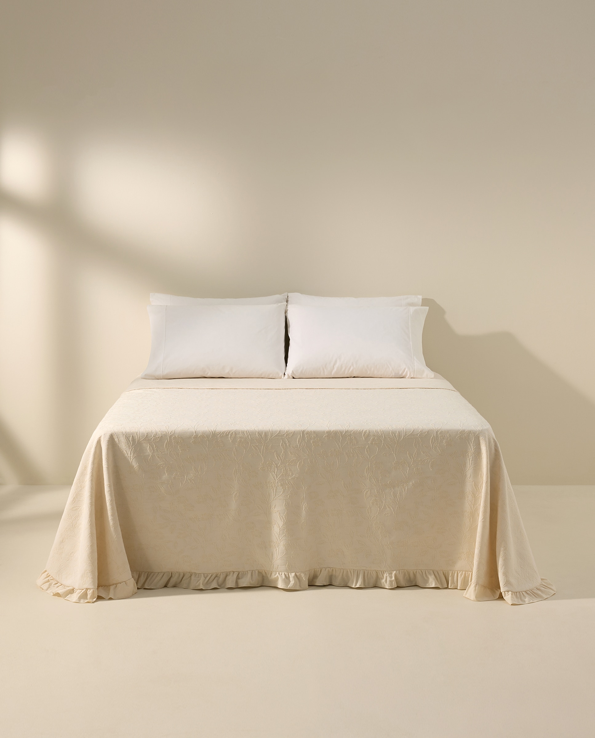 Imagen 0 de Colcha bordada volantes beige