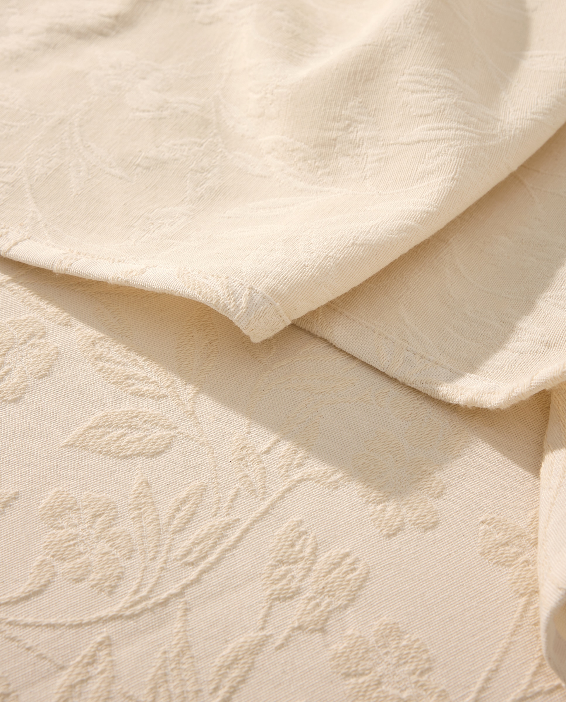 Colcha bordada volantes beige Beige-2