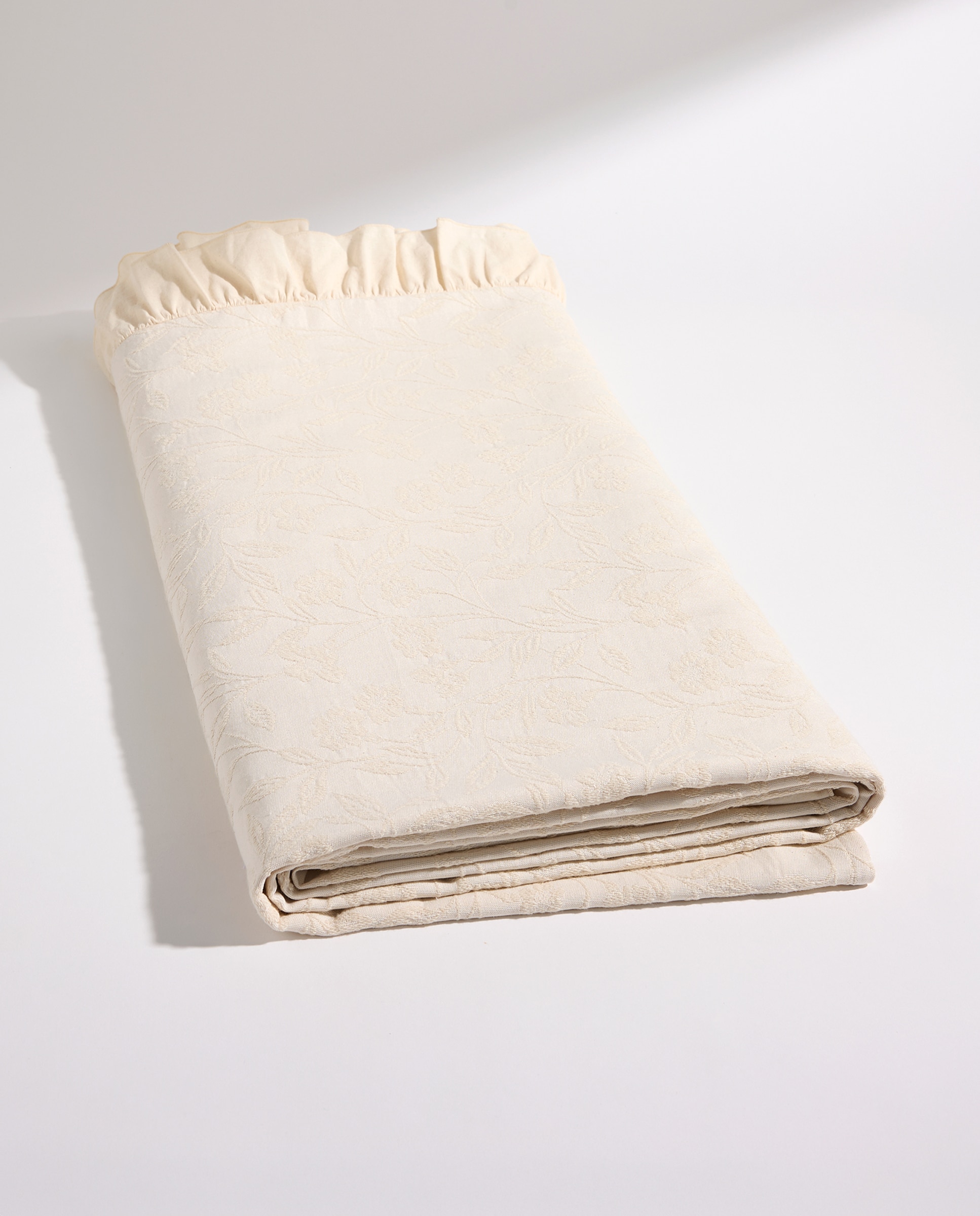 Colcha bordada volantes beige Beige-4