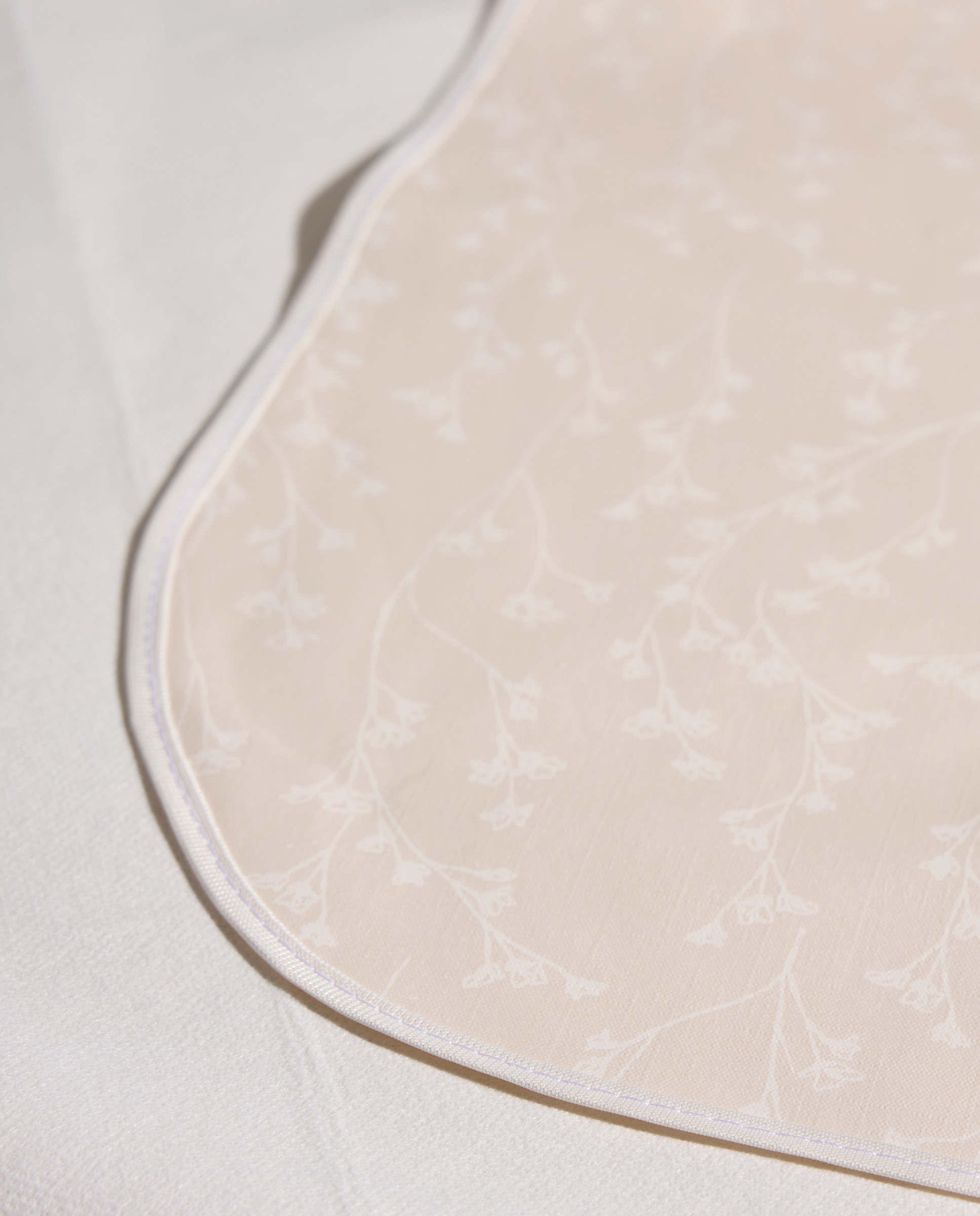 Mantel antimanchas resinado PVC Flores Beige-2