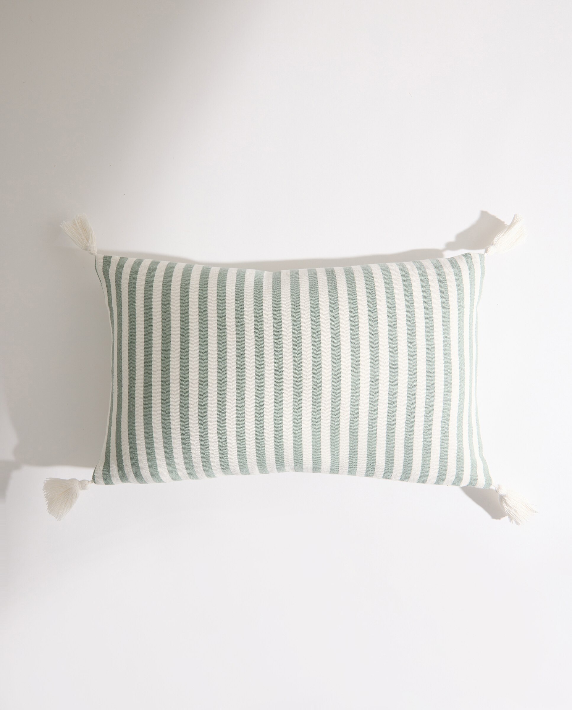 Cojín decorativo rectangular rayas Pompones verde Verde-2