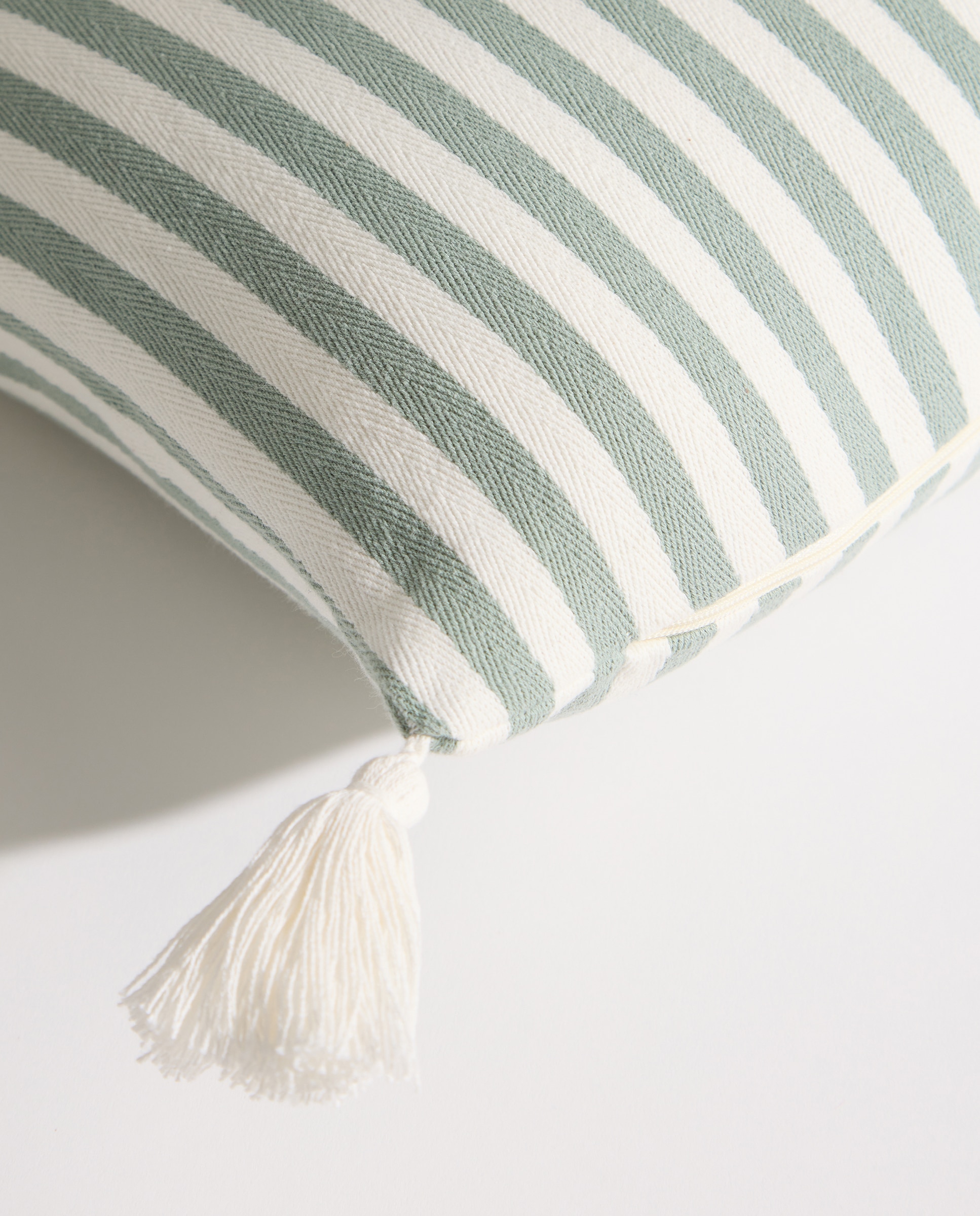 Cojín decorativo rectangular rayas Pompones verde Verde-3