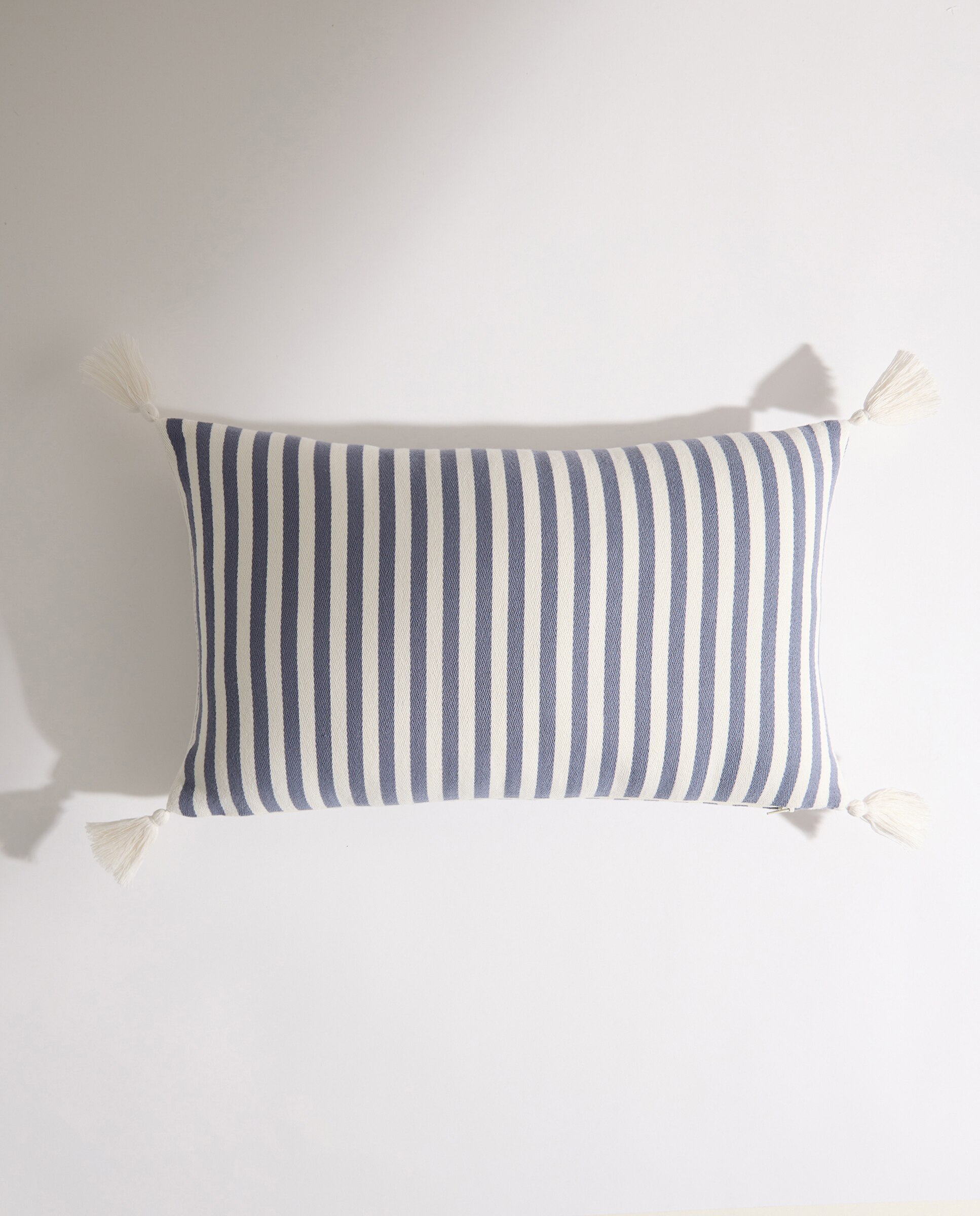 Cojín decorativo rectangular rayas Pompones azul Azul-2