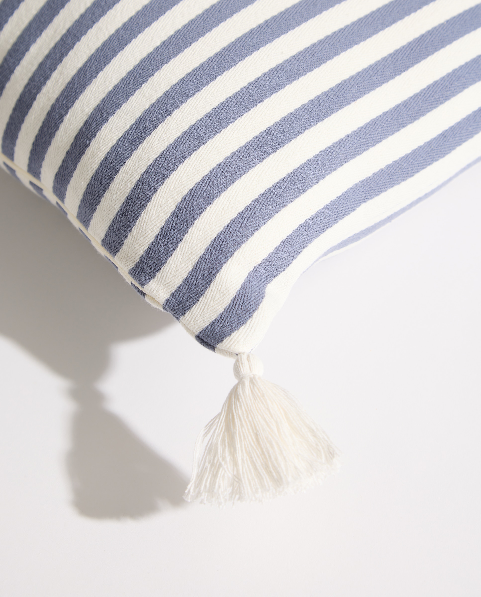 Cojín decorativo rectangular rayas Pompones azul Azul-3