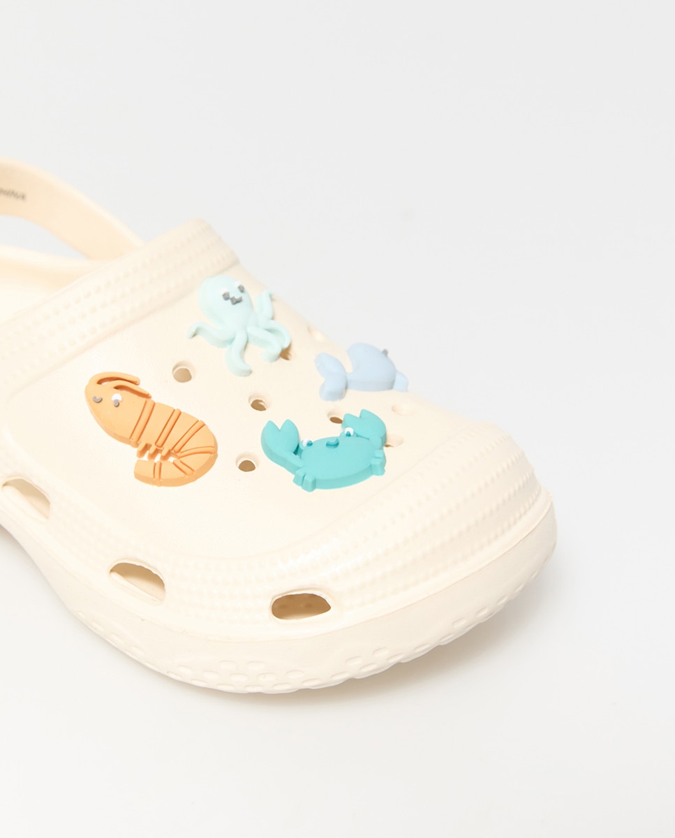 Mules com Pins no Fundo Cru-4