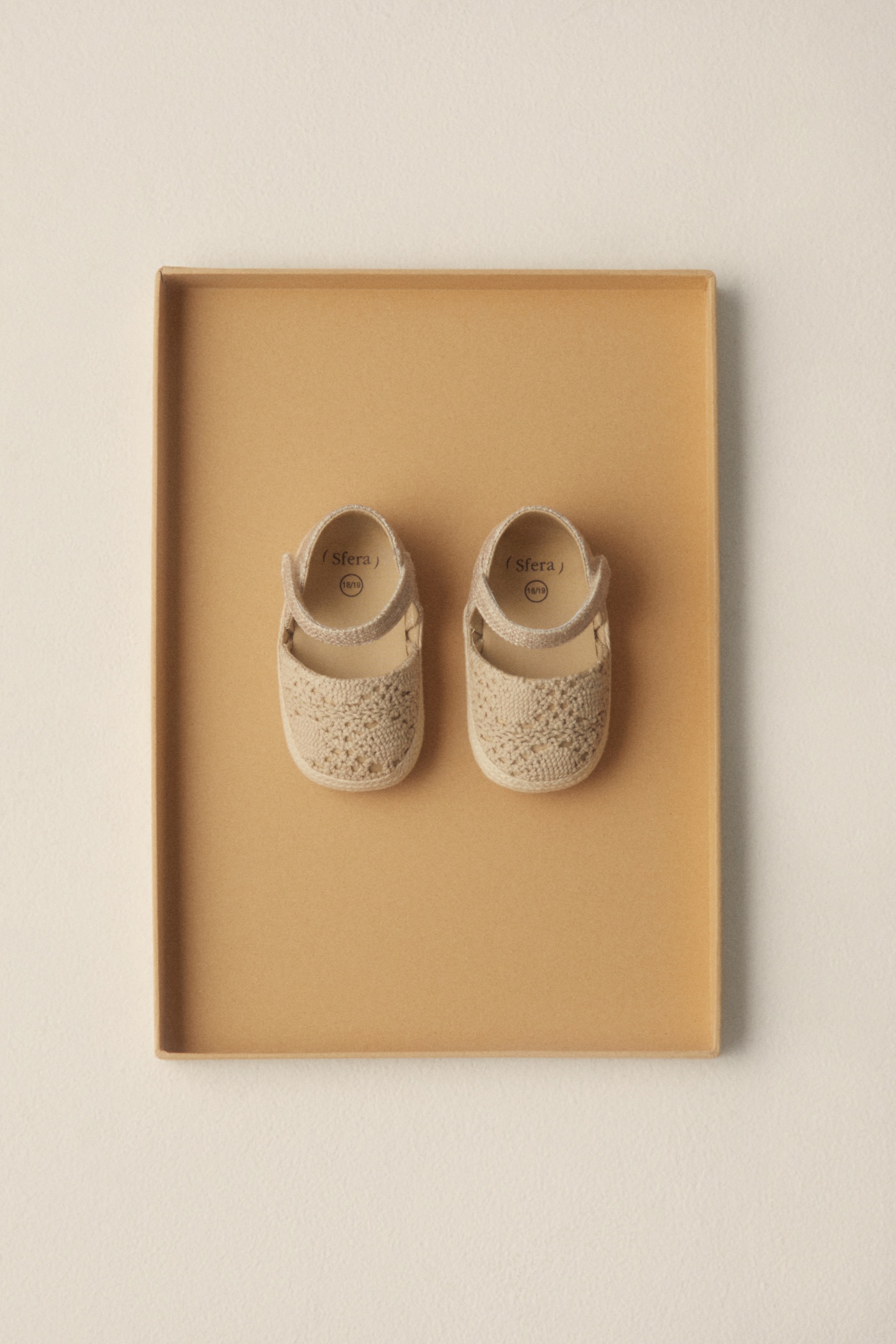 Alpercatas de Bebé com Crochet Bege-2