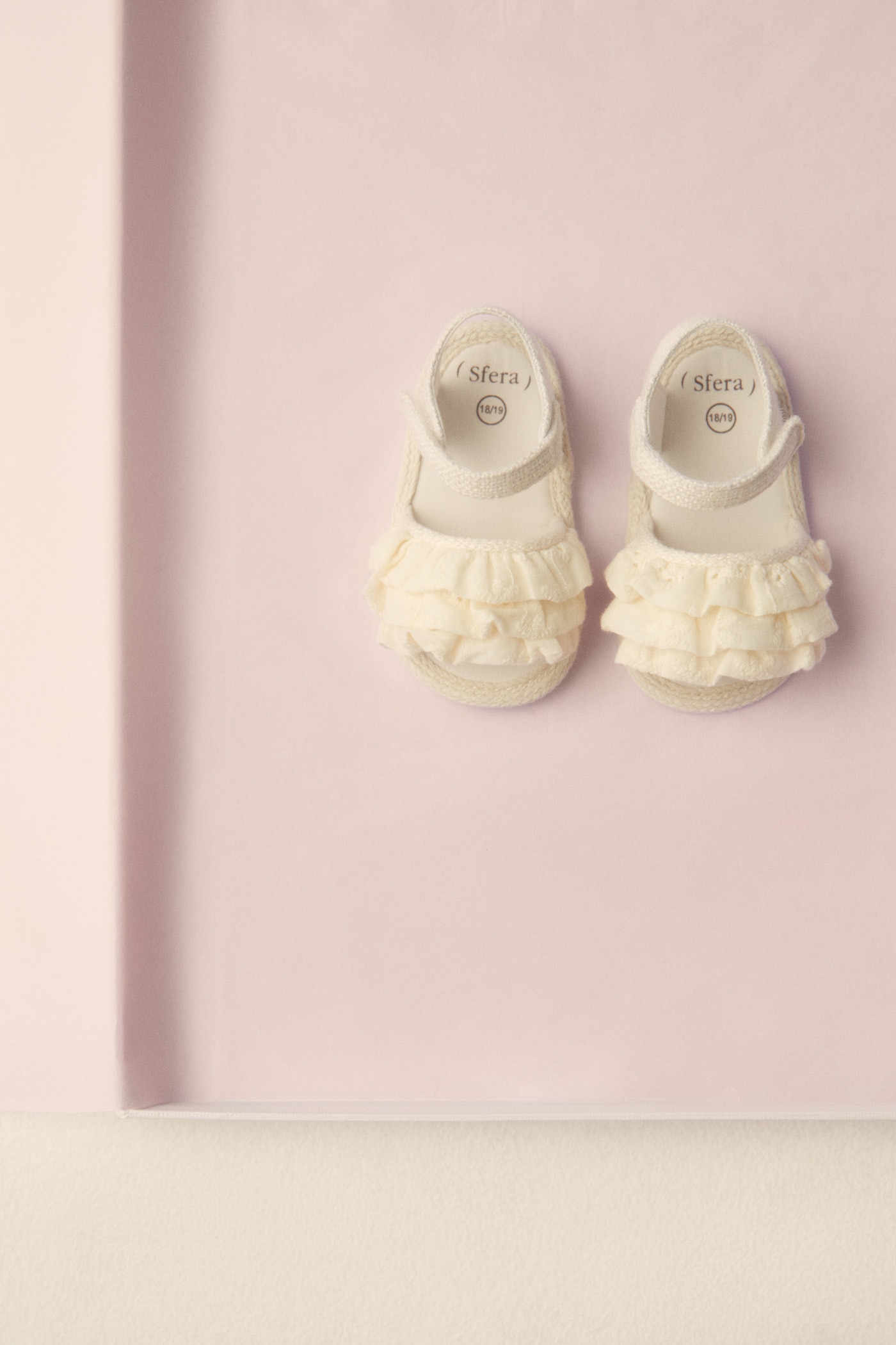 Imagem 0 de Sandálias de Bebé com Folhos