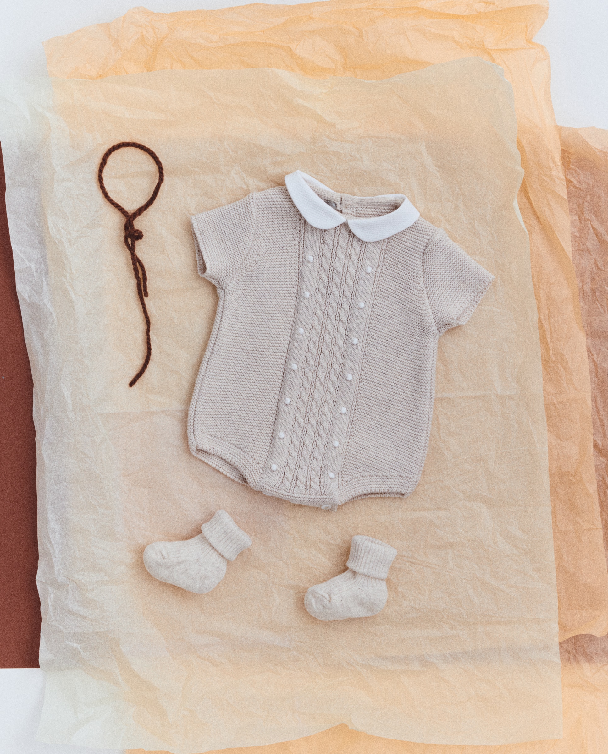Babygrow com Gola de Bebé e Manga Curta de Tricot Fantasia com Malha de Cabo Central Coconut El Corte Inglés Torrado-4