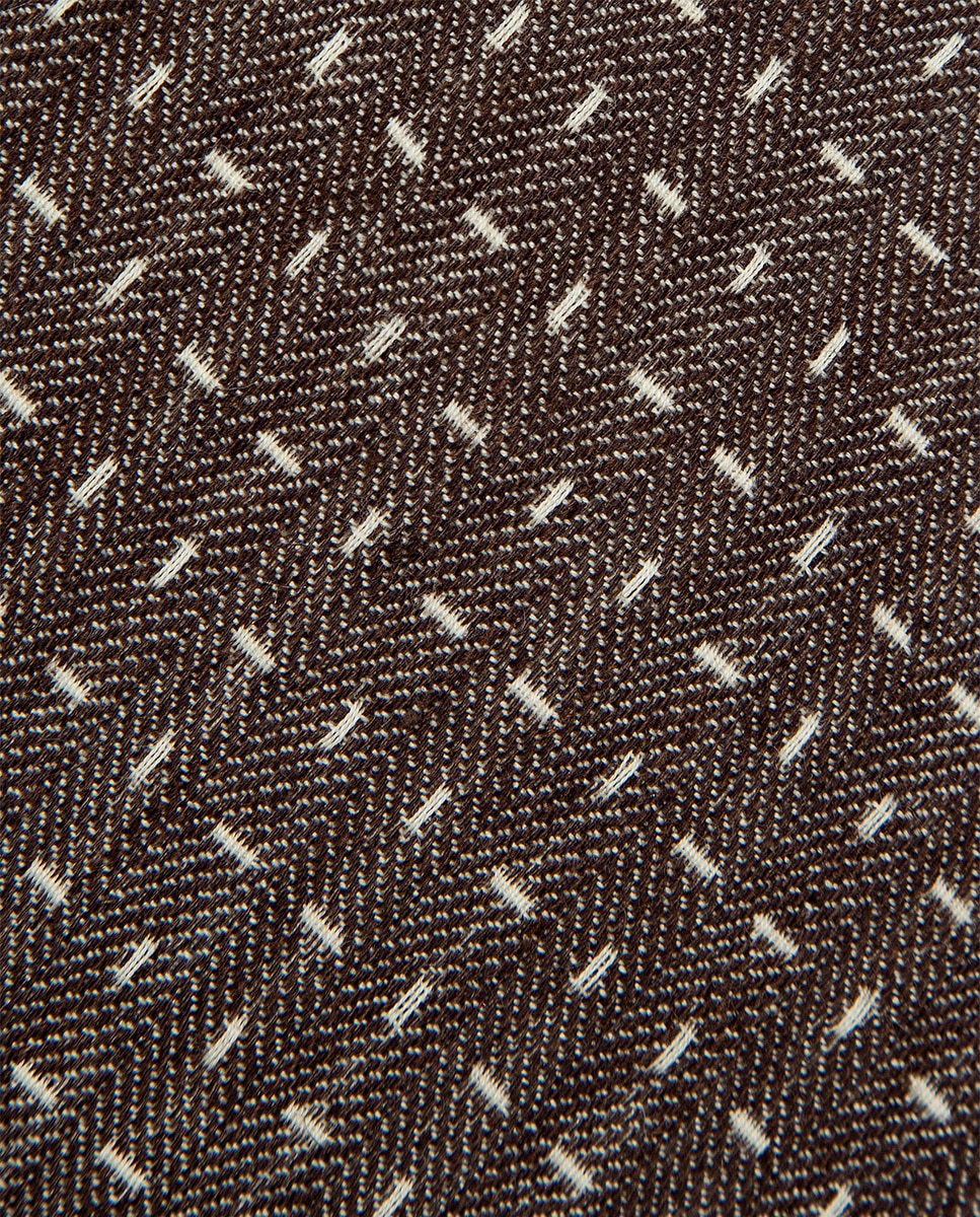 Gravata de Seda e Linho com Padrão Espinha de Peixe e Jacquard Geométrico Castanho-2