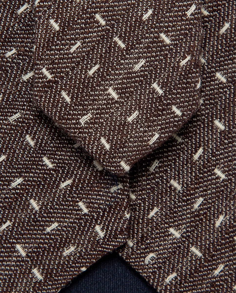 Gravata de Seda e Linho com Padrão Espinha de Peixe e Jacquard Geométrico Castanho-3