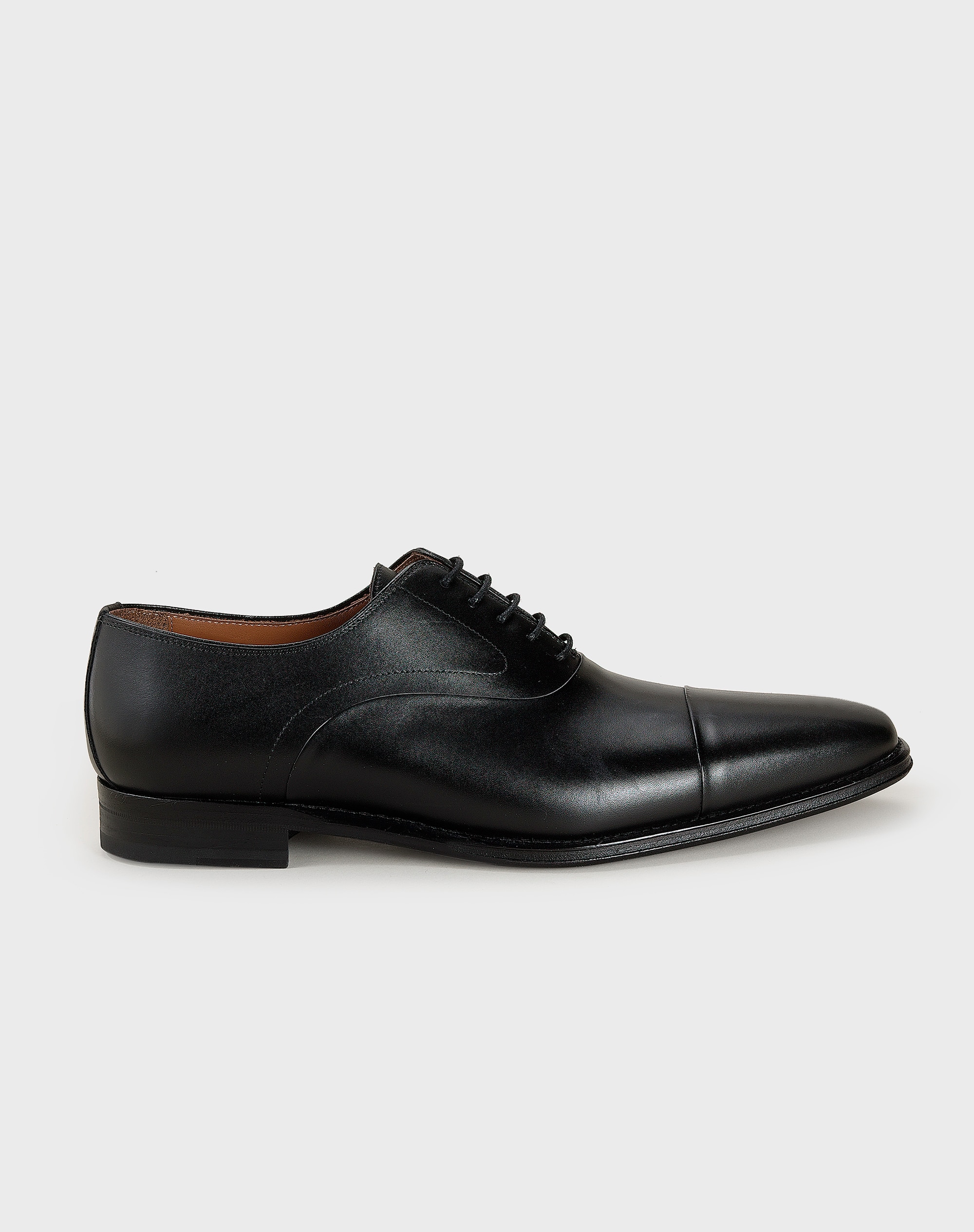 Imagem 0 de Sapatos clássicos Roberto Verino em pele pretos
