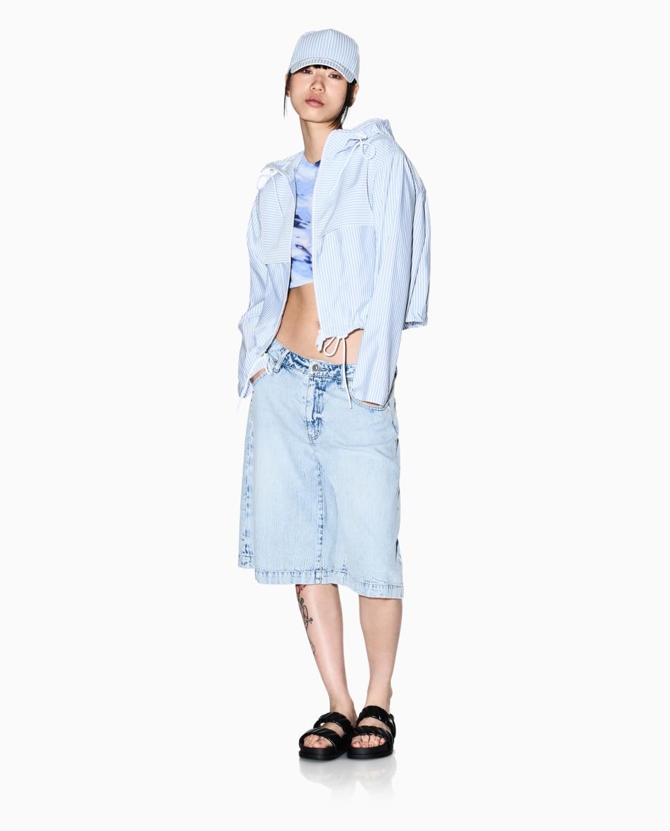 Armani Exchange - Cortavientos de mujer corto con capucha de rayas.