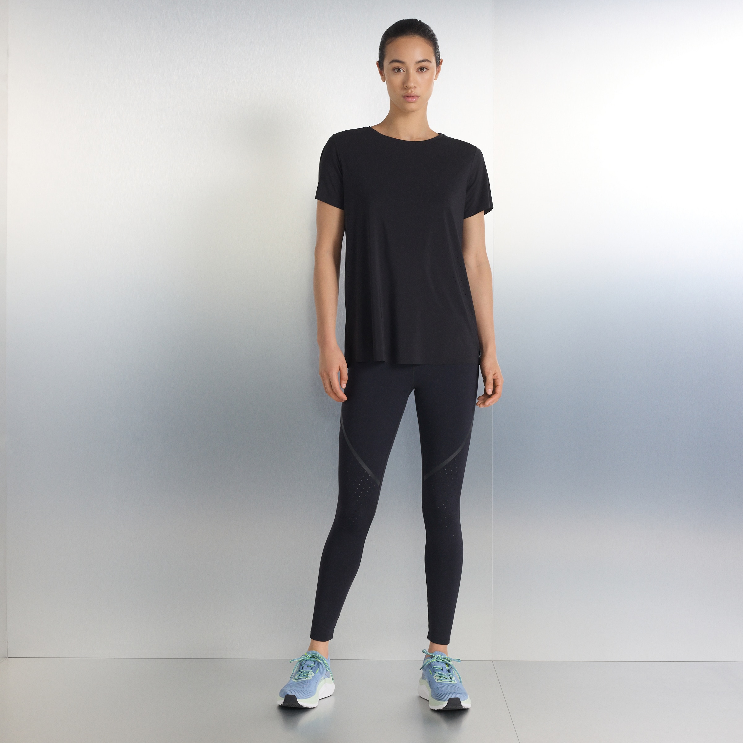 T-shirt de Training de Mulher com Manga Curta Micro Perfurada Preto-2