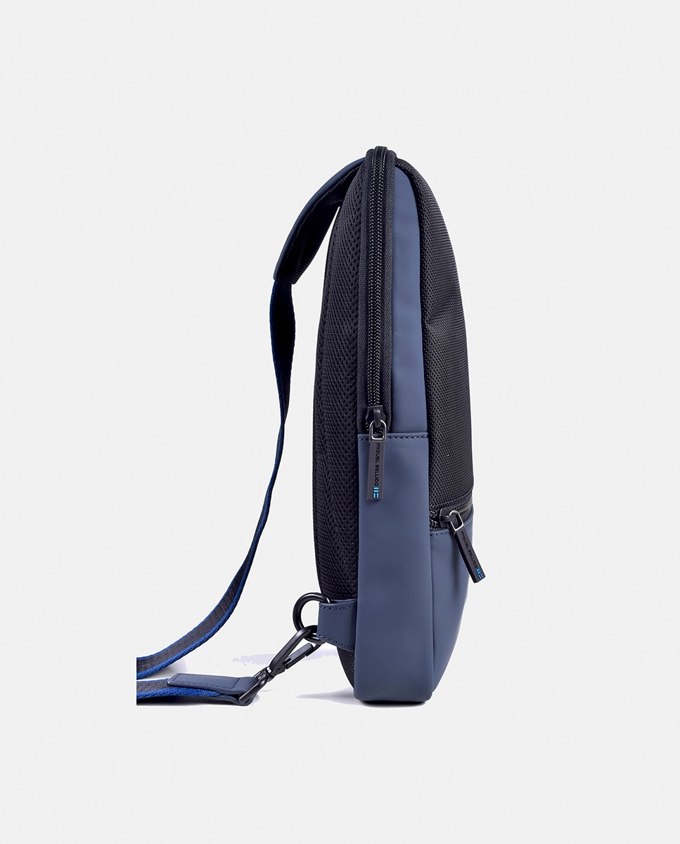 Mala Cruzada de Material Tecno com Correia em Nylon Ajustável Preto-2