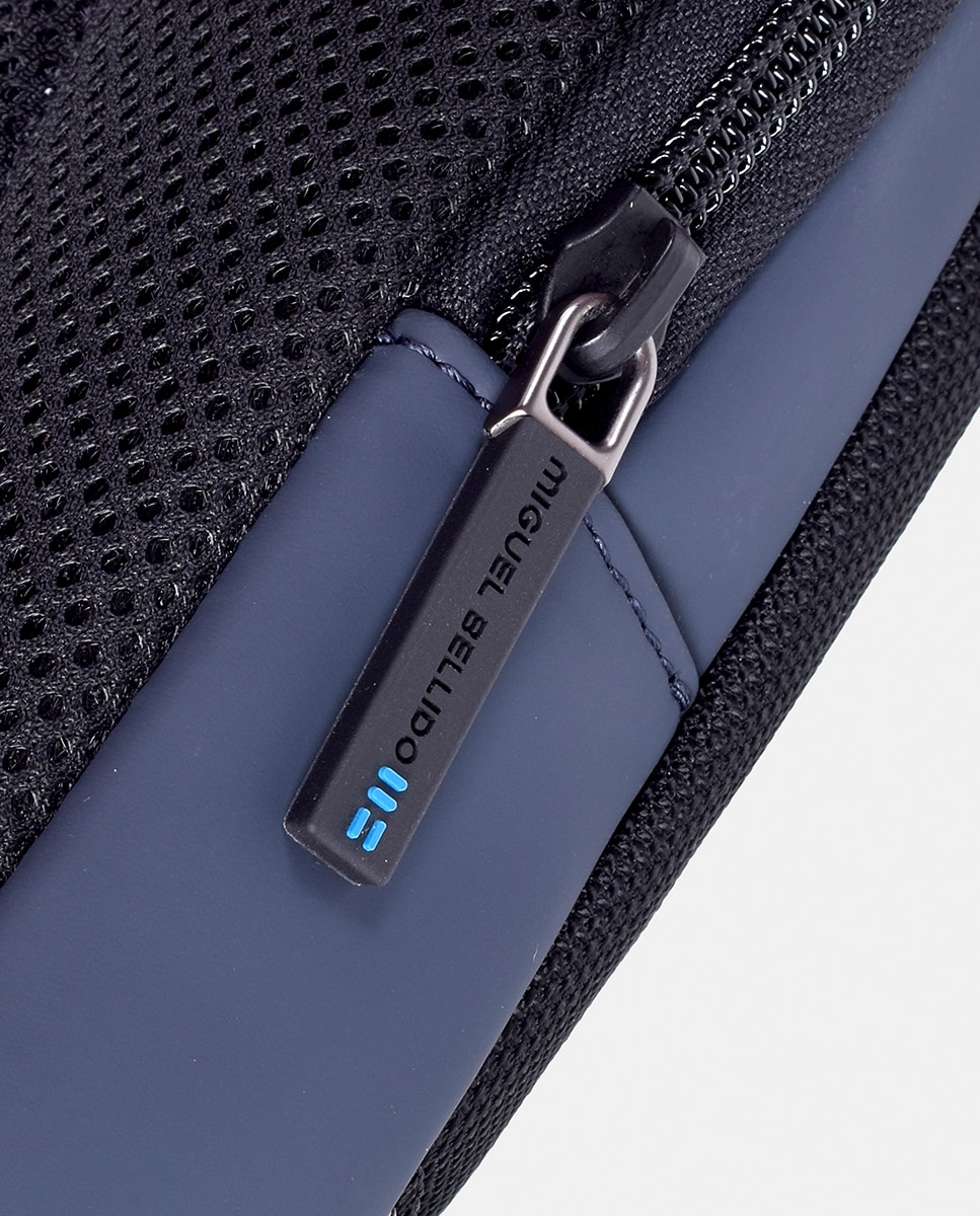 Mala Cruzada de Material Tecno com Correia em Nylon Ajustável Preto-4