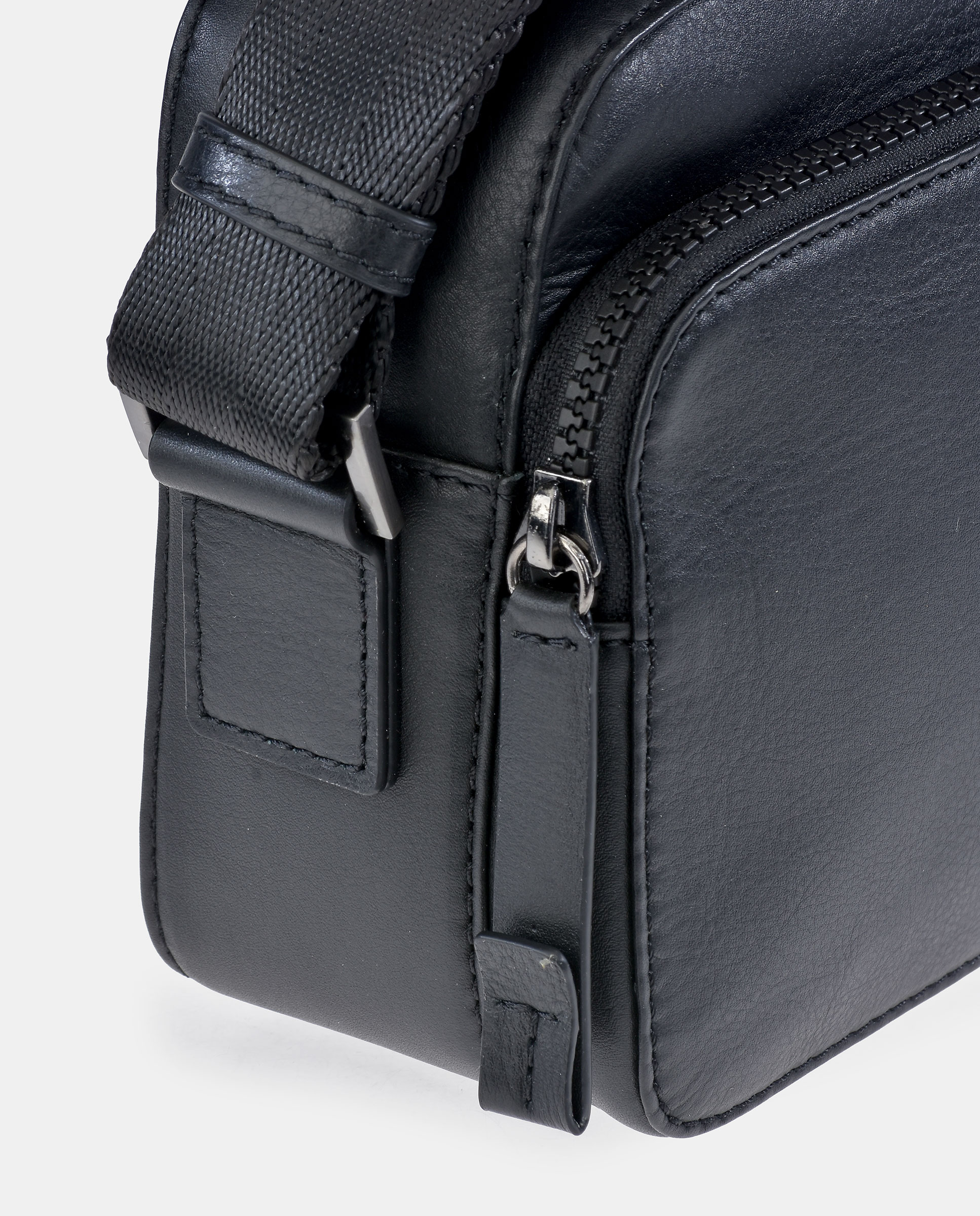 Mala Cruzada em Pele com Alça de Tiracolo em Nylon - Preto Preto-5