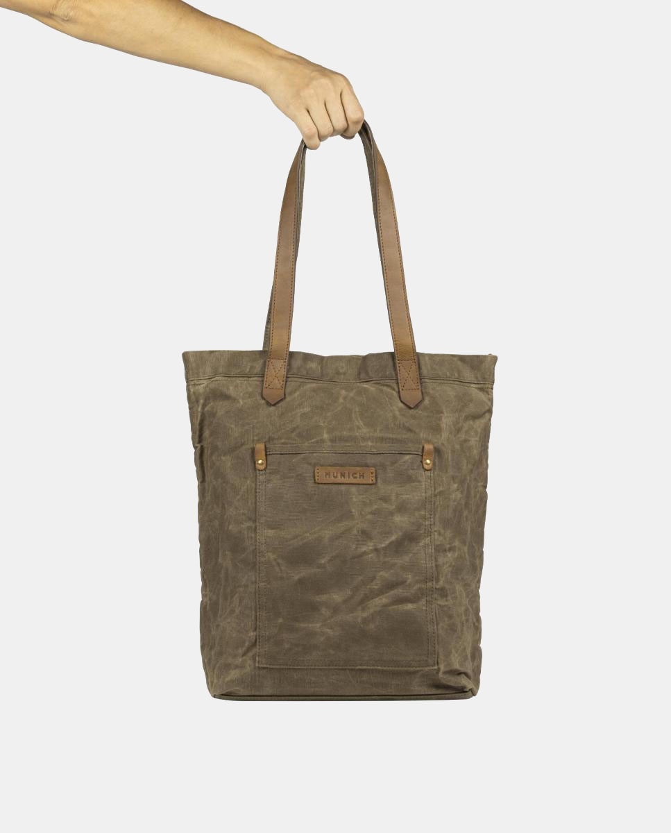 Mala Tipo tote Fabricada em Lona Engordurada e Detalhes em Pele Bovina. Verde-4